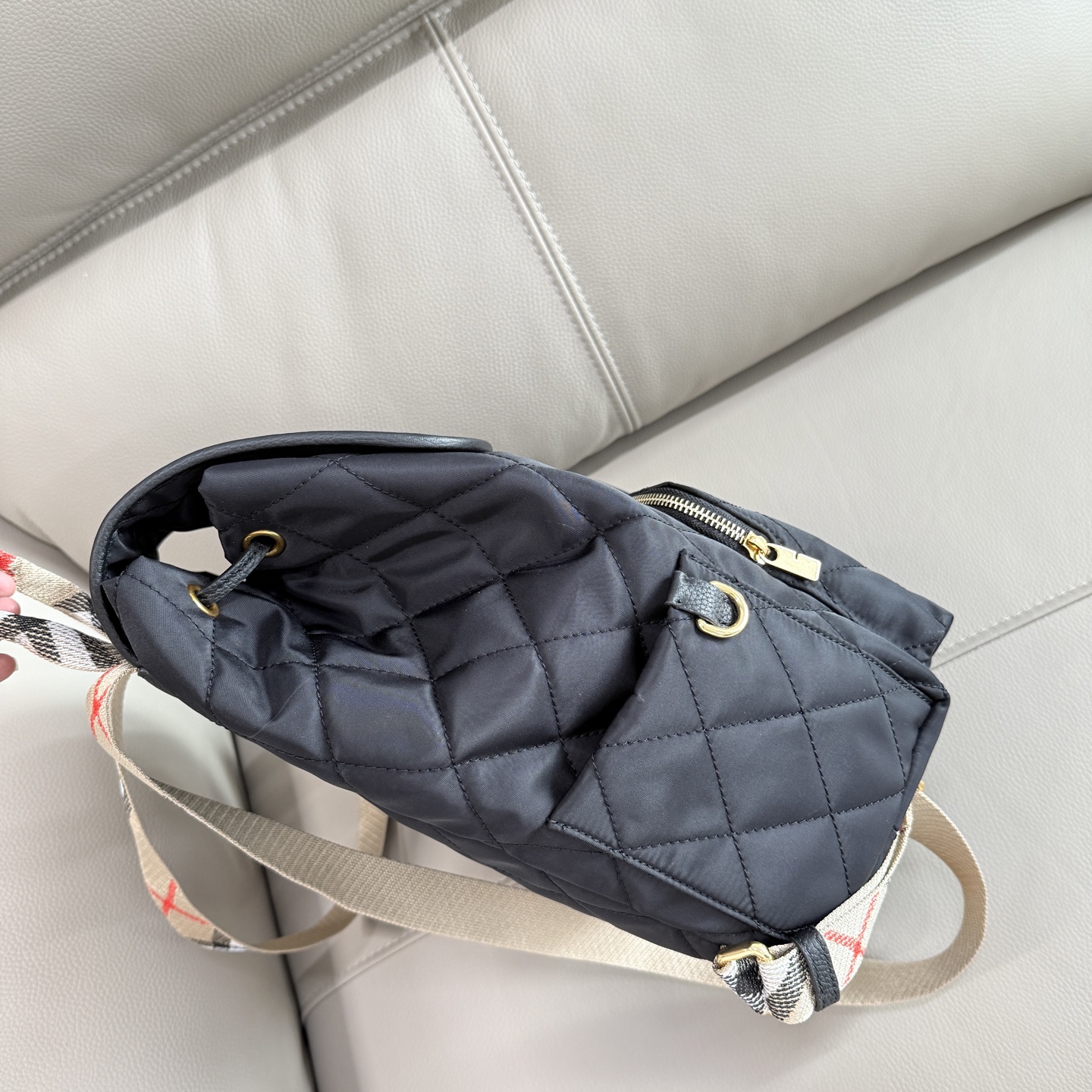 Burberry B家最新Horseshoe 双肩包 汲取英伦田园雅致灵感 选用绗缝尼龙面料打造