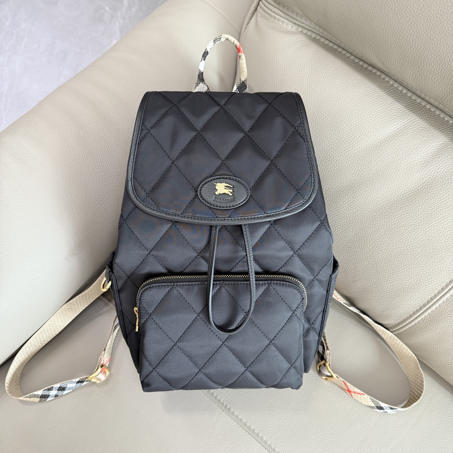Burberry B家最新Horseshoe 双肩包 汲取英伦田园雅致灵感 选用绗缝尼龙面料打造