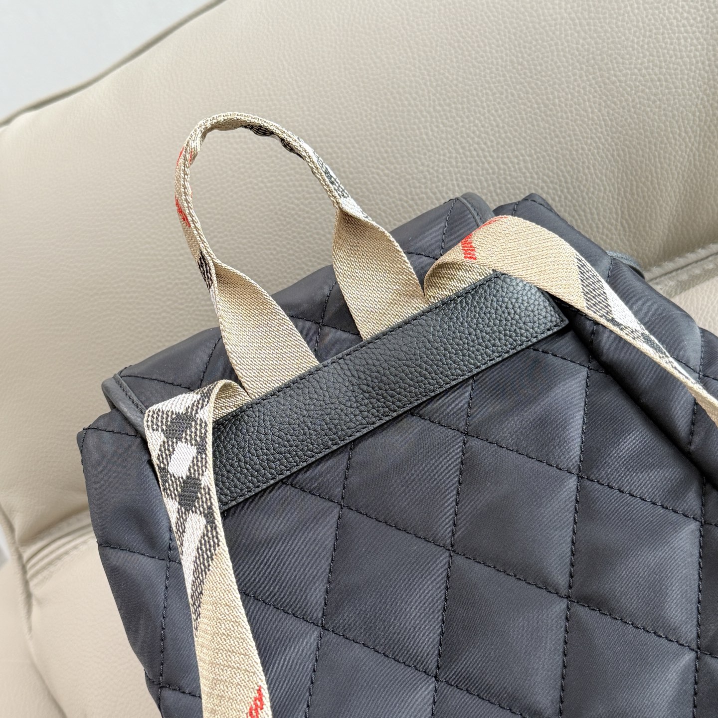 Burberry B家最新Horseshoe 双肩包 汲取英伦田园雅致灵感 选用绗缝尼龙面料打造
