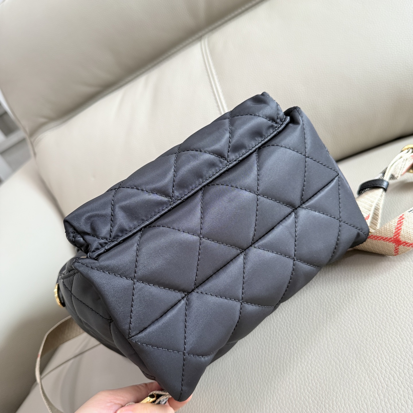 Burberry B家最新Horseshoe 双肩包 汲取英伦田园雅致灵感 选用绗缝尼龙面料打造
