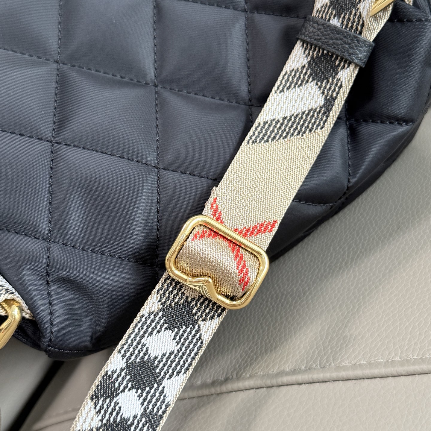 Burberry B家最新Horseshoe 双肩包 汲取英伦田园雅致灵感 选用绗缝尼龙面料打造