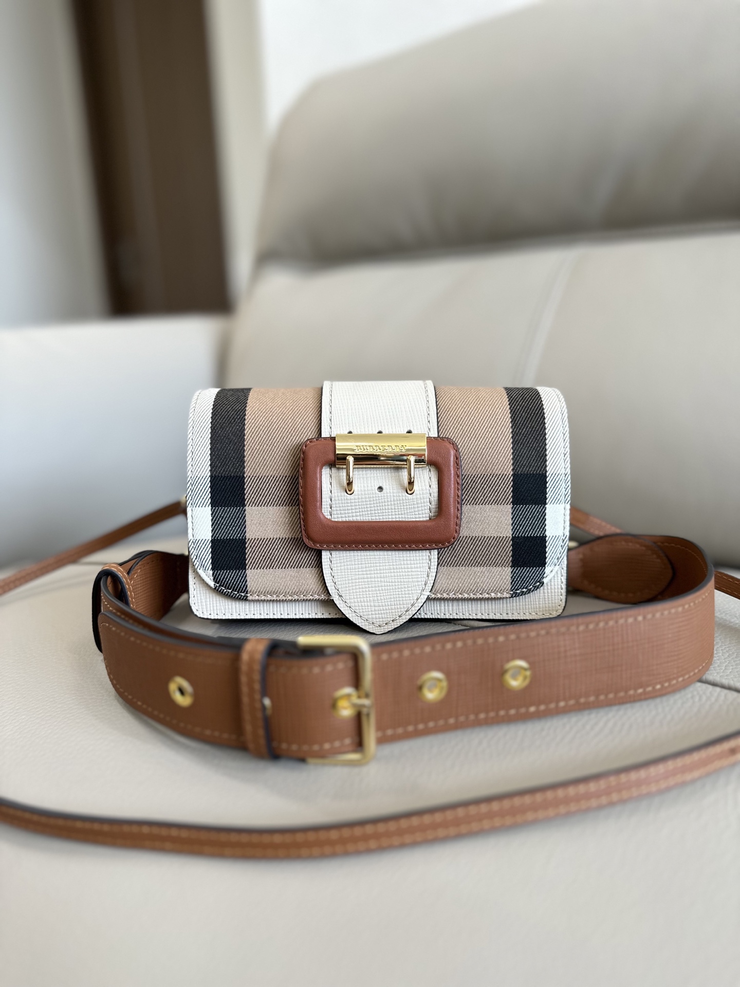 () Top quality, 🎁B's The Buckle bag is made of premium textured leather and England's finest House plaid pieces, with exquisite hand-crafted topstitching design