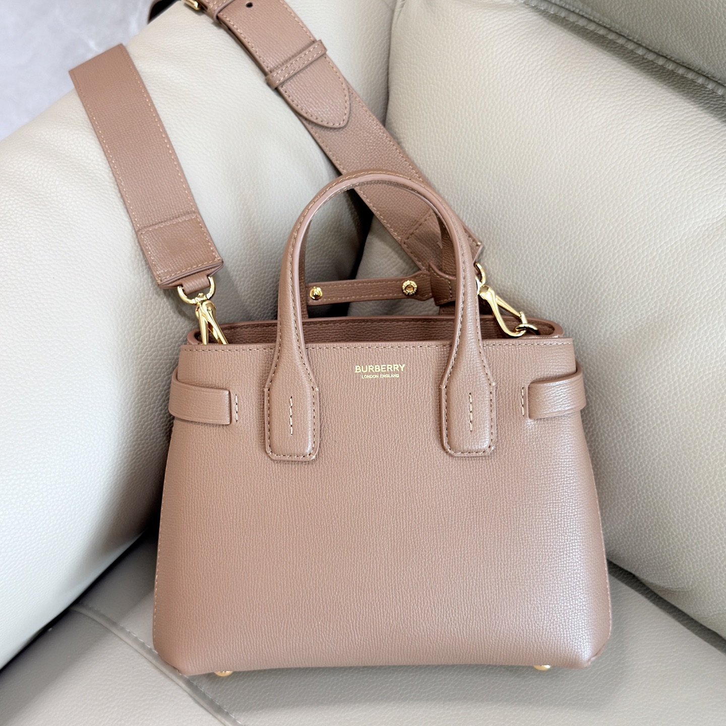 () Top quality, B's tote style Banner handbag, made of grained cowhide material, with a three-dimensional and crisp shape