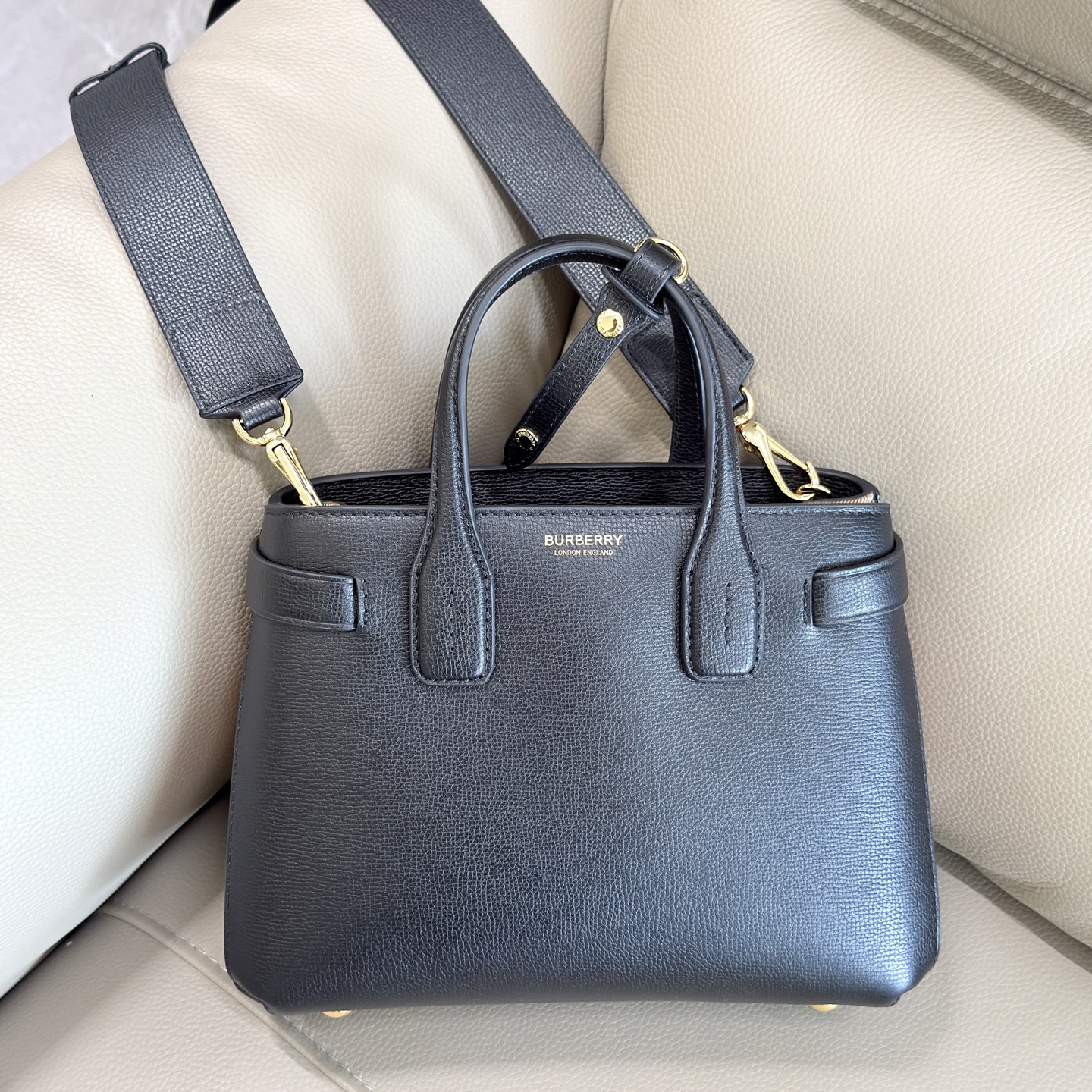 () Top quality, B's tote style Banner handbag, made of grained cowhide material, with a three-dimensional and crisp shape
