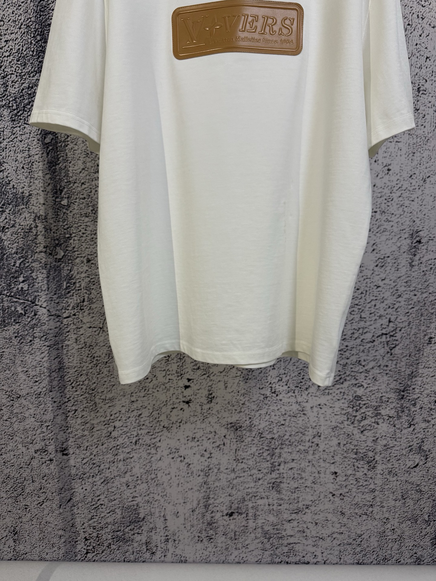 Louis Vuitton LOUIS VUITTON 路易威登 26ss LV浮雕压花皮牌短袖T恤