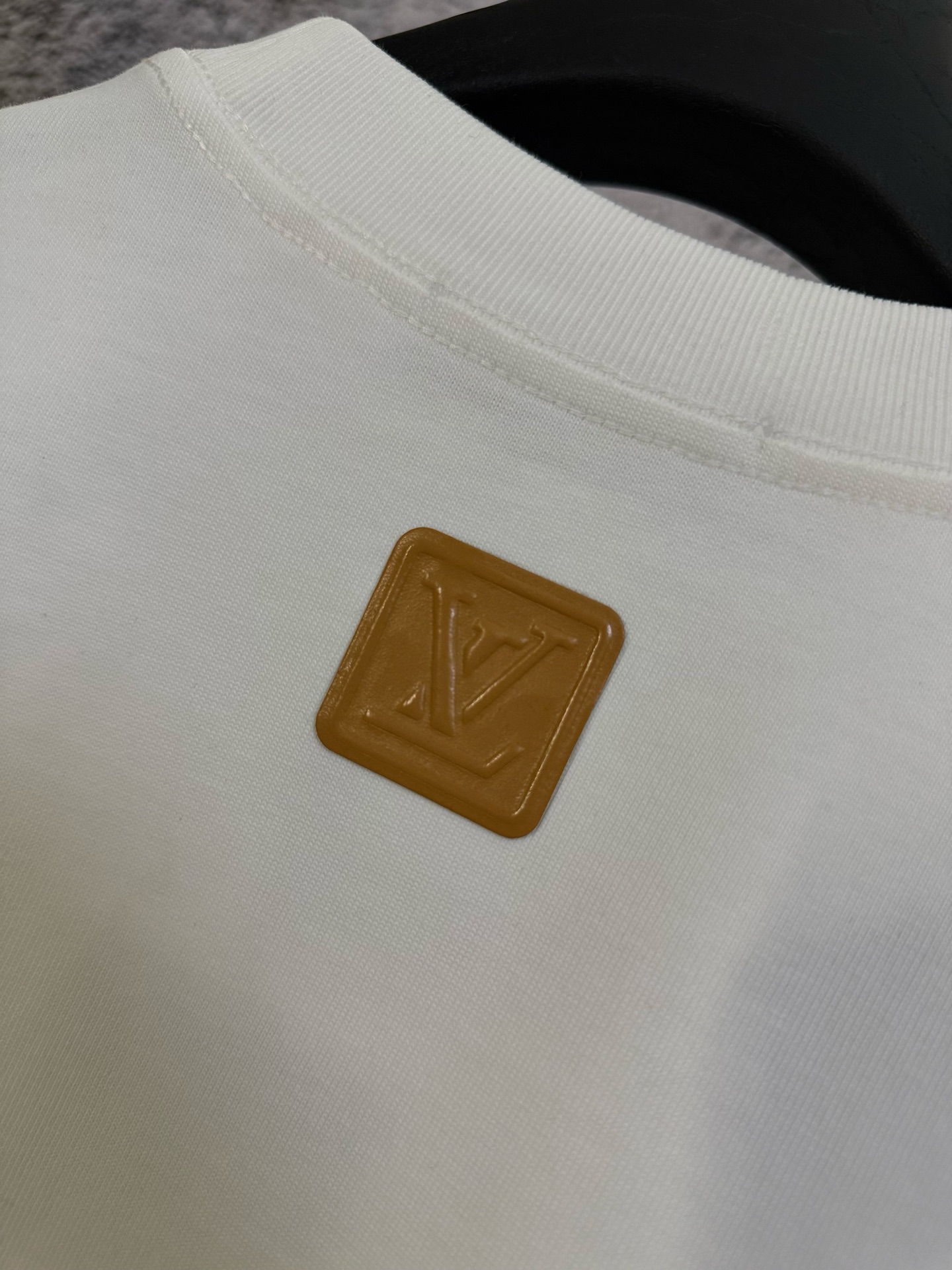 Louis Vuitton LOUIS VUITTON 路易威登 26ss LV浮雕压花皮牌短袖T恤