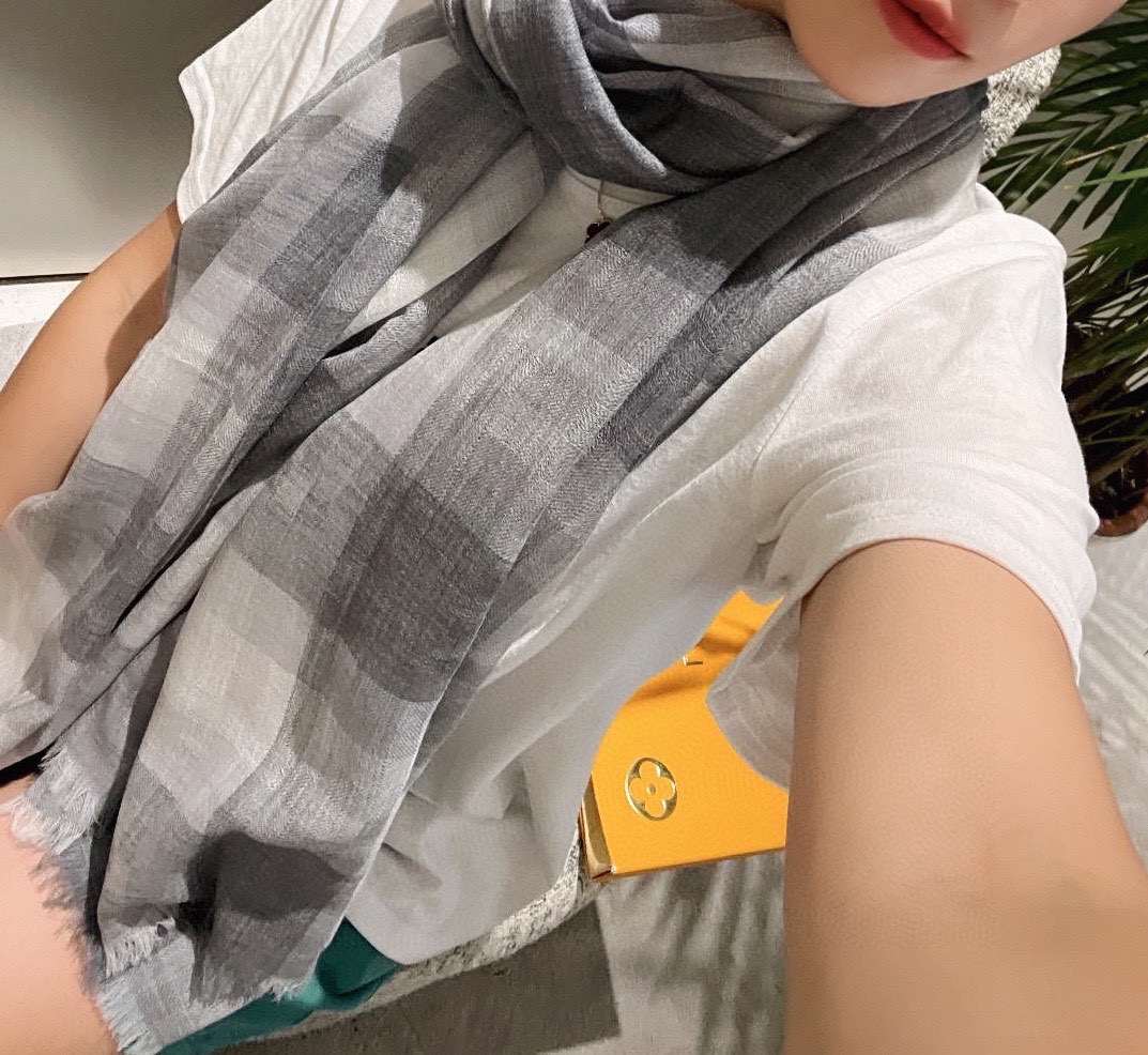 Louis Vuitton Store
 Scarf Cashmere