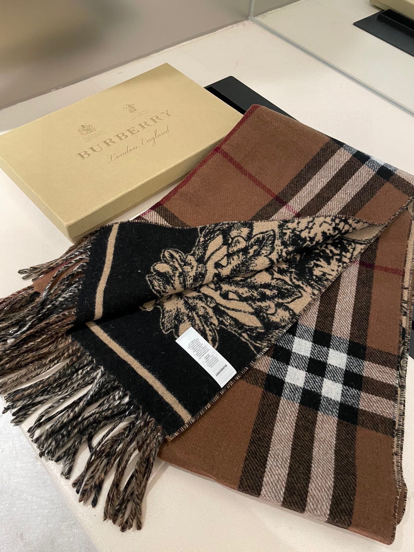 Burberry匠心巨作经典大格双面提花羊绒围巾完全等于2条围巾️品牌首席创意总监RiccardoTis
