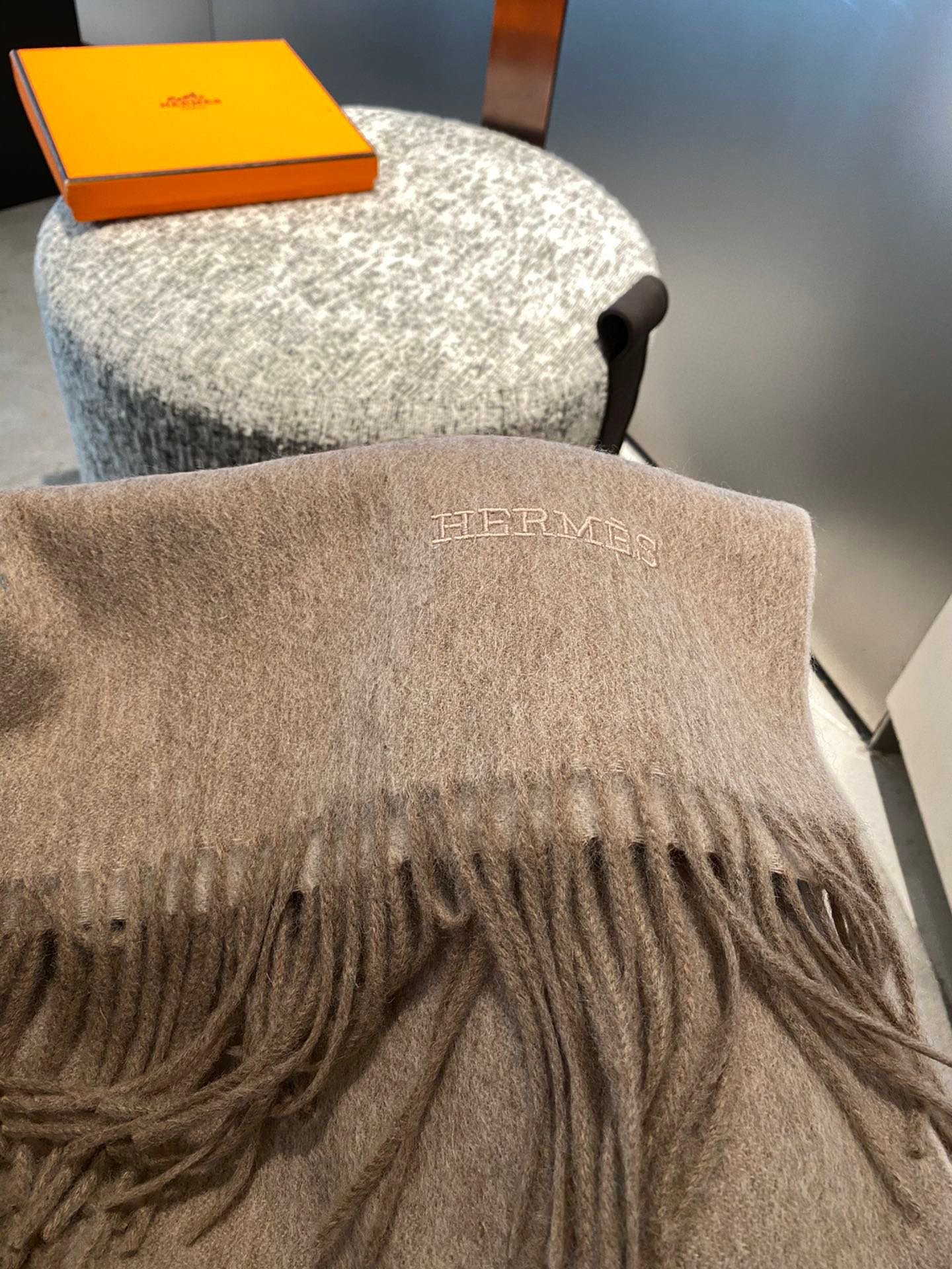 PHERMES爱马仕2023巴黎时装展商务男士女士通用双面羊绒披肩代工厂臻选上乘的超细羊绒纤维进行纯手工
