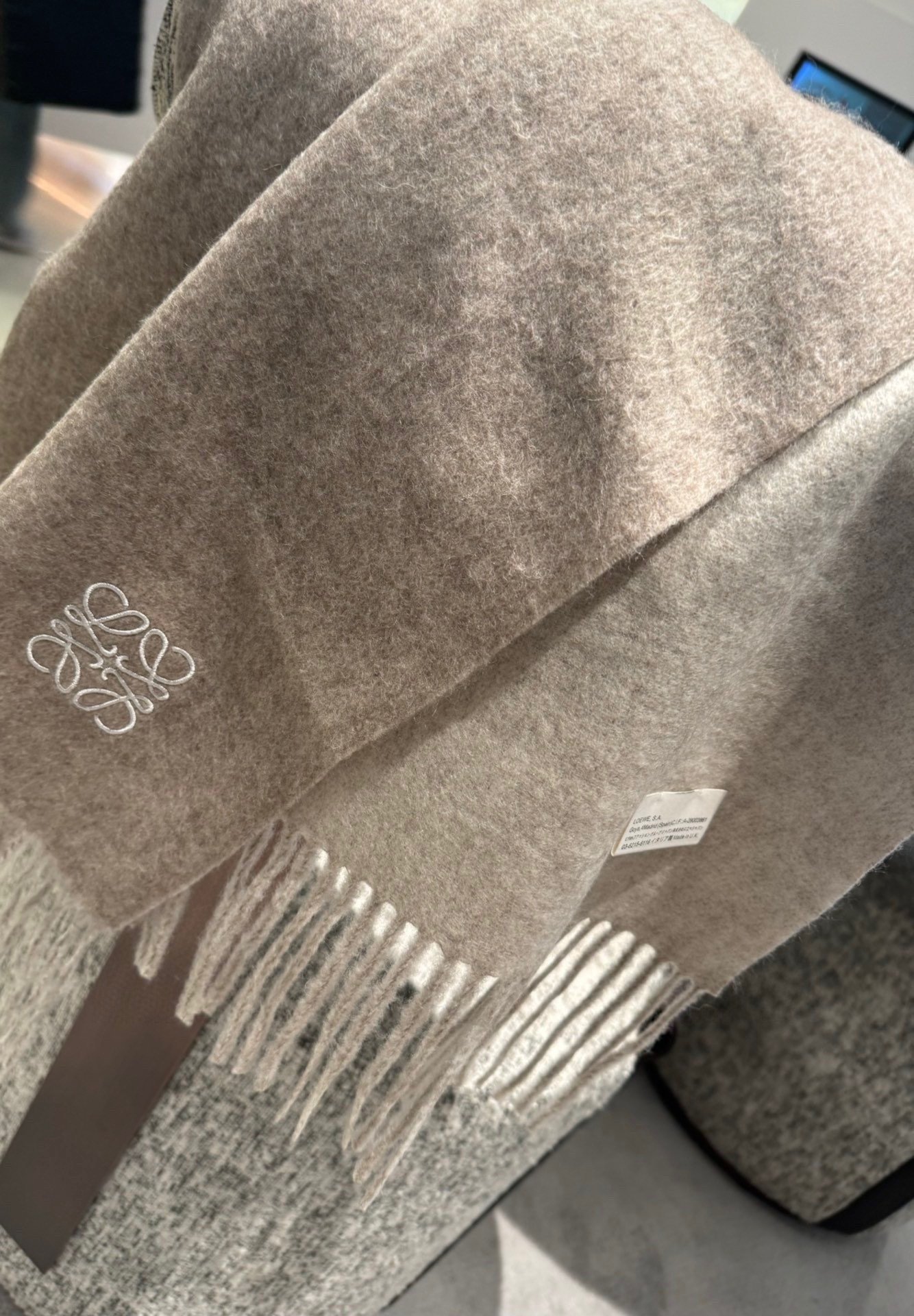P罗意威2023巴黎时装展商务男士女士通用双面羊绒披肩代工厂臻选上乘的超细羊绒纤维进行纯手工精梳处理耗时