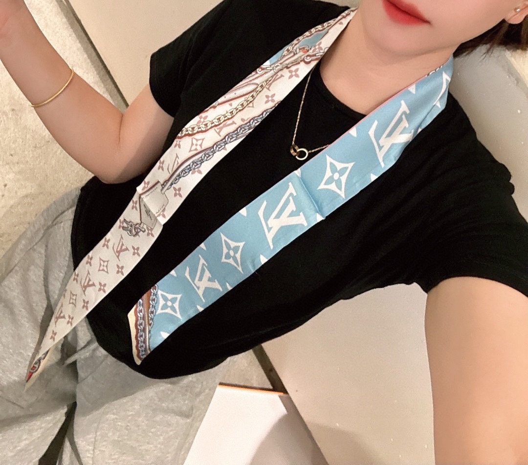  💰📍超好看L家丝巾！双层真丝！
多种用途，绑包包上，当发带或者小领巾都相当别致📿
配简单打底或者衬衫随