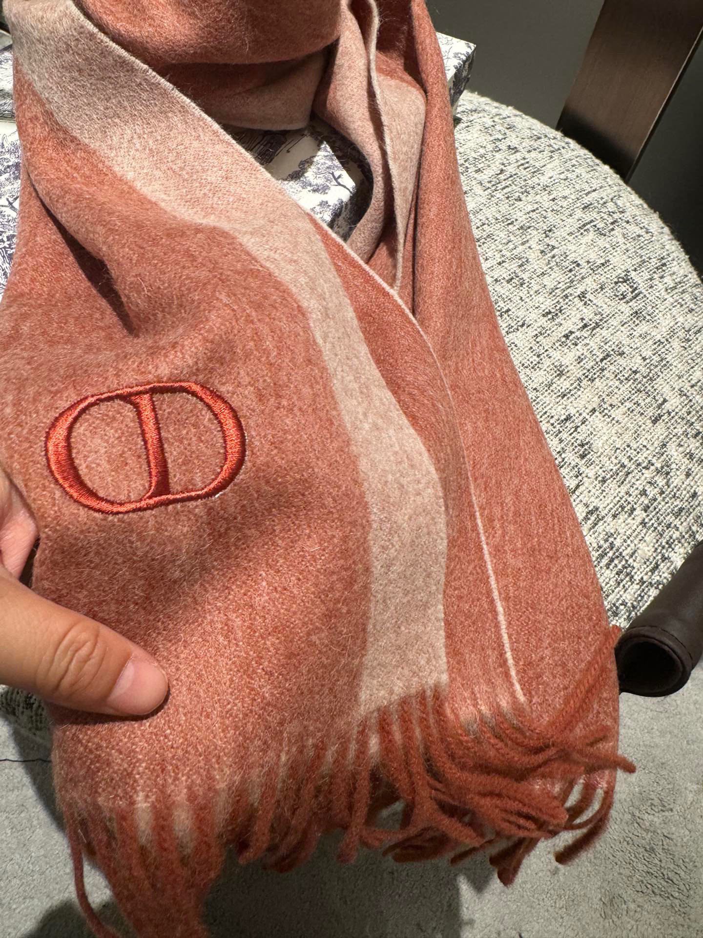 PDior双条长巾️️高尖端产物️水波纹绝对令人尖叫的品质LOGO绣标低调奢华有内涵此款围巾绝对是犒赏自