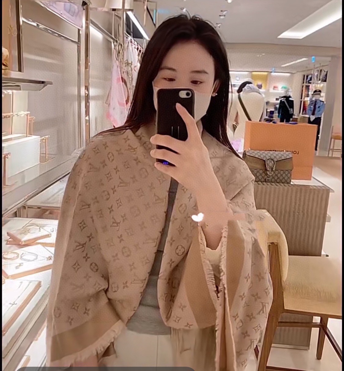 NO:172113,Champagne color L family members will lose one of the most classic Louis Vuitton uses dark-patterned jacquard technology to reinterpret Monogram patterns. The texture is soft and warm, bringing a pleasant and comfortable touch. The exquisite and elegant fabric makes the words Louis Vuitton Paris as you want. Classic and never fall behind*cm, high-end scarf, louis vuitton, louis vuitton19860909香槟色L家人手必败一条最最经典款Louis Vuitton 采用暗纹提花技术重新演绎Monogram图案.质地柔软而又温暖,带来令人愉悦的舒适触感,精美雅致的面料令佩戴随心所欲饰有Louis Vuitton Paris的字样,经典而永不落伍*cm,高版本围巾,louis vuitton,louis vuitton,scarf