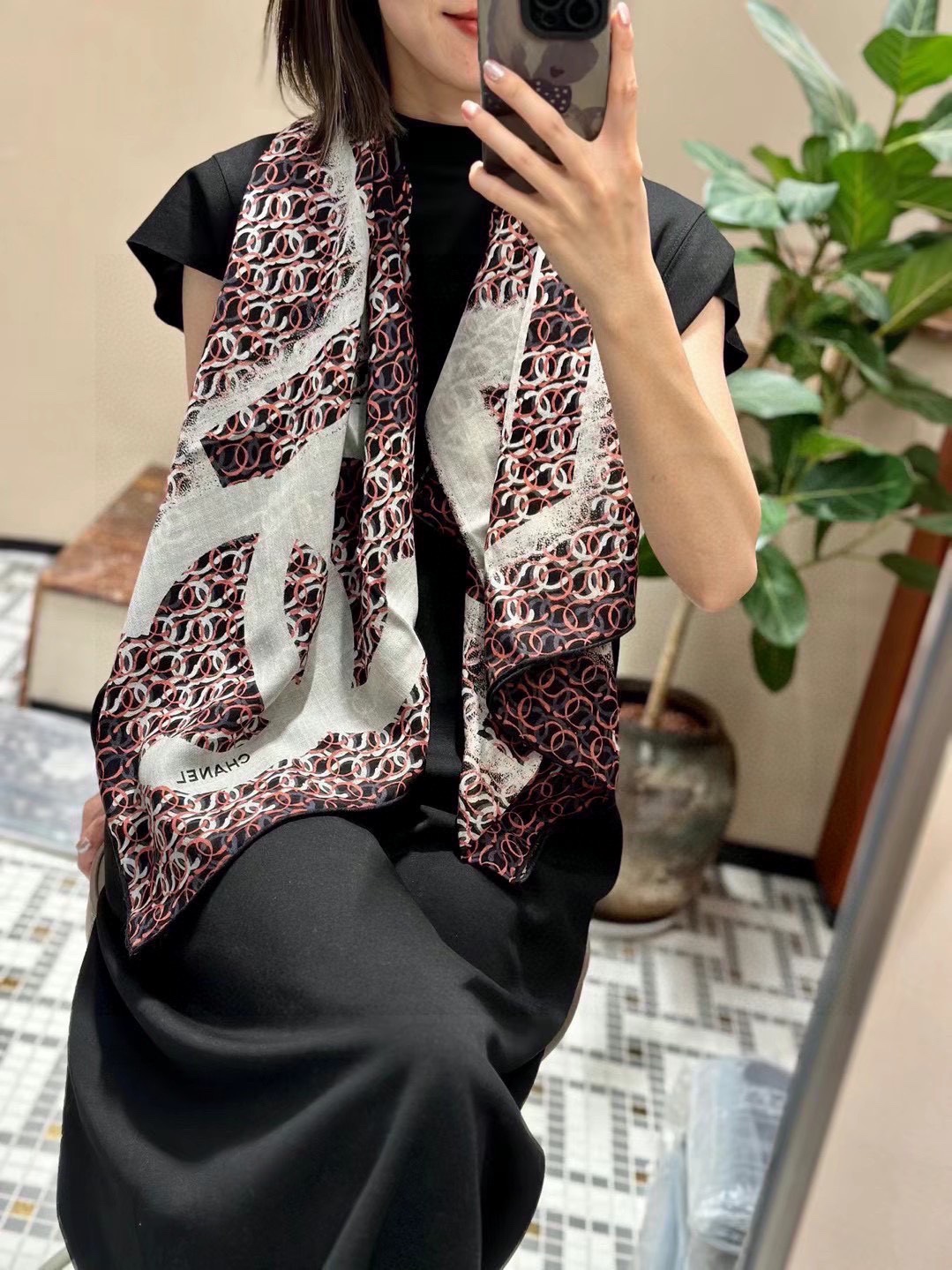 NO:170170,2013 This year, Xiaoxiang has released eye-catching models, single-color, size, thin cashmere square scarf, exquisite handmade edges, new, high-end scarf198609092013 今年小香陆续出吸睛款 单款单色 尺寸 薄羊绒方巾 精致手工边 上新,高版本围巾,scarf