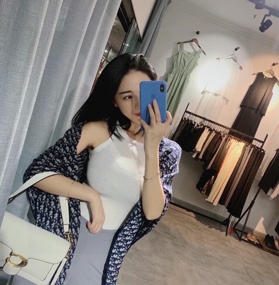 NO:170874,Dior hits are coming, one of the styles that will be defeated this year, impeccable. Every color is a great love. Real good style. Real high-end feel. Sand-washed Dior misaligned letter square scarf. Domineeringly, you can meet the entire age level. No matter you want to be young, your temperament can be satisfied. Super exquisite curled edges~~ Advanced high-end 140*140, high-end scarf, dior19860909Dior爆款来袭今年必败款式之一 无可挑剔.每色都是大爱 真正的好款 真正的高级感 砂洗风格的Dior错位字母方巾 霸气包揽整个年龄层次无论你想年轻,气质 统统可以满足.超精致卷边～～高级高级高级 140*140,高版本围巾,dior,scarf