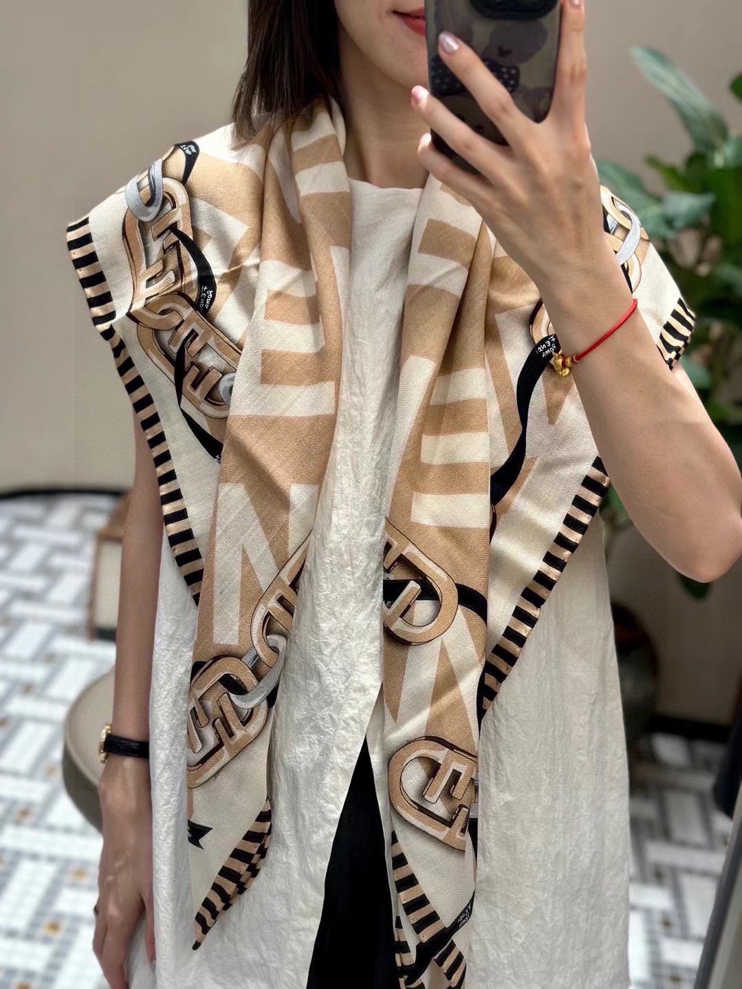NO:180982,Fendi [Classic Letters] Gold Size 110*110 Double-sided Velvet Square Scarf. Sisters who don’t like 140 complex sizes can choose 110~ Higher version scarf, high version scarf, fendi, gold19860909芬迪【经典字母】黄金尺寸110*110 双面同色丝绒方巾 不爱140繁复尺寸的姐妹可以选择110哦～高版本围巾,高版本围巾,fendi,gold,scarf