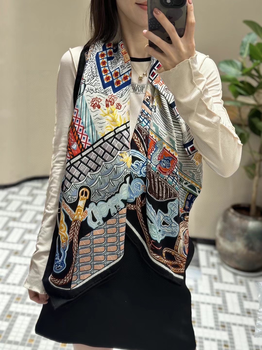 NO:169654,Explain what high-end luxury products are?~Double-sided alien-colored velvet square scarf Hermes [Scarf Adventure] Extraordinary, high-end and aura!  !  】It's very proud!  A H autumn and winter item that will always add points!  All kinds of dressing styles can collide with her to create a different upper body effect!  It’s really super good tone in terms of color matching or design!  Any surroundings are already very, very beautiful!  No matter how you surround yourself, you will be beautiful in temperament!  Good-looking things, non-black things, and temperament things!  !  !  I really love you. I look very energetic after I put on my body and shine. It is suitable for all kinds of figures, ages, and body shapes. No matter who you are a little bit, you will feel that your temperament has improved by several levels!  Size and specifications 140*140cm top-grade herringbone silk cashmere square scarf!  ,High-version scarf,hermes,real silk19860909诠释什么叫高端顶奢产品～～双面异色丝绒方巾 Hermes【丝巾大探险】 卓尔不凡,高级有气场！！】非常抬人！永远加分的H秋冬单品！各种穿衣风格都可以和她碰撞出别样的上身效果！真的无论是配色还是设计,上身都超级有调性！随便围围就已经非常非常非常美！怎么围都是气质美美的！好看的东西,不突兀的东西,气质的东西！！！真的是爱了,上身后特别显精神,光彩照人,适合各种身材,各种年龄,各种体型,无论谁,稍微一围就会觉的自己的气质提升好几级！尺寸规格140*140cm顶级人字纹真丝羊绒方巾！,高版本围巾,hermes,real silk,scarf