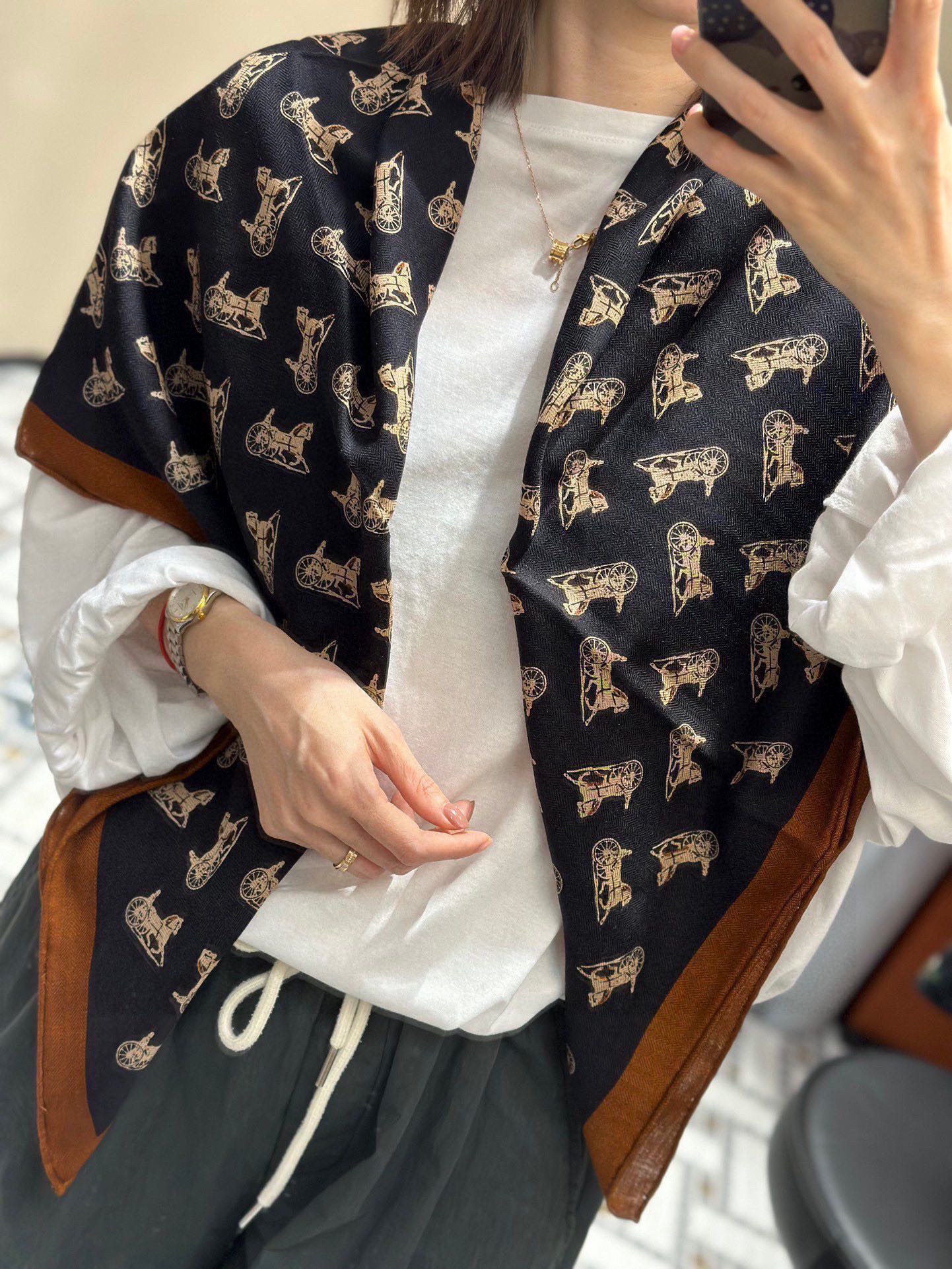  🆕塞林丝网台版印花方巾
23-24高级美拉德色系【墨蓝色】
上新～110*110
