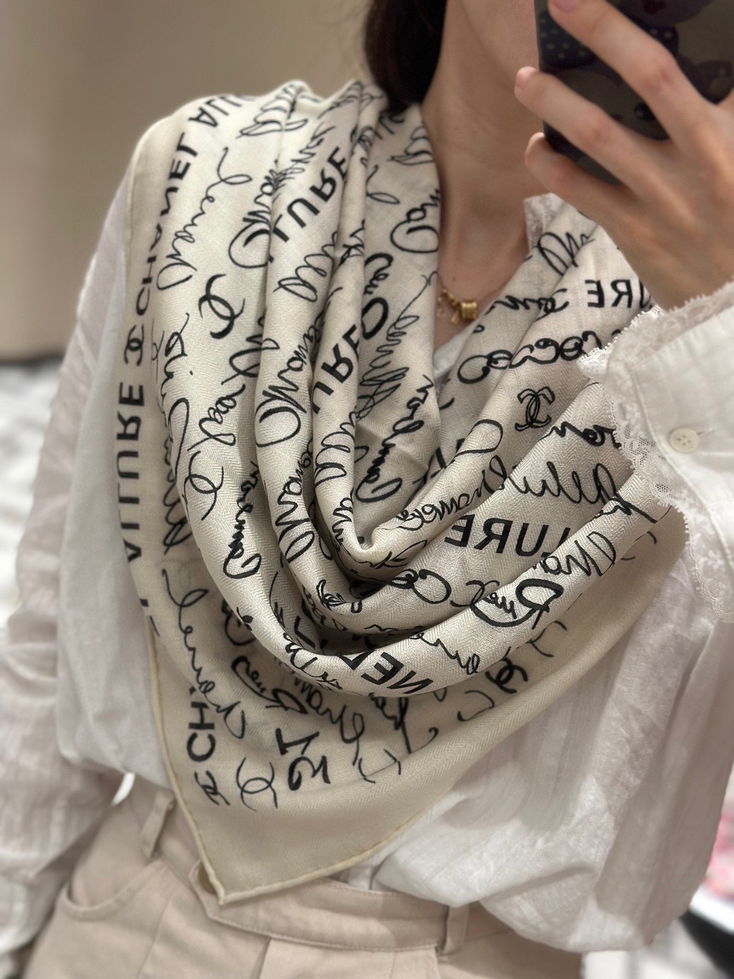 NO:169627,The counter feels, wool with bones, restored 1:1 Chanel graffiti letters 110*110 Size, black and white, high-version scarf, chanel19860909专柜手感 有筋骨的丝毛 还原1:1 Chanel 涂鸦字母款 110*110 尺寸 黑白二色,高版本围巾,chanel,scarf
