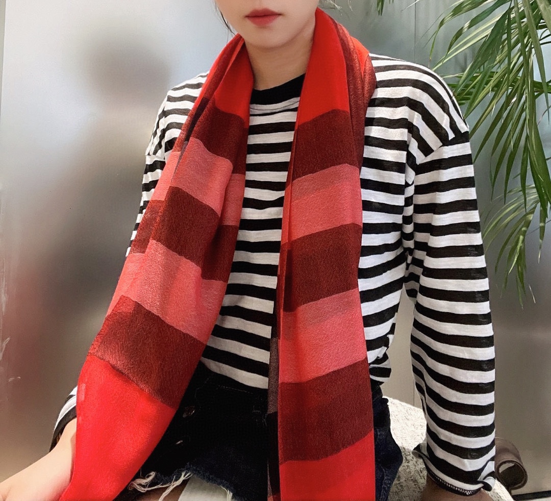NO:168616,Burberry formal wear series, VIP exclusively for flagship store, top imported Scottish cashmere, extremely noble and elegant, intellectual style, simple and atmospheric design, absolutely not fancy style, ring velvet products can be said to be the highest-end product in scarves, good products must know how to maintain it, it is definitely a niche product, not everyone knows its goodness, absolutely the first choice for taste of life, must enter by those who know the goods. Specifications 80.200, high-version scarf, burberry, ring19860909巴宝莉正装系列货 专供旗舰店的vip 顶级苏格兰进口山羊绒 无比的高贵优雅 知性的款式 简洁大气的设计 绝对的不是花里胡哨的款式 戒指绒产品可以说是围巾里面最高档次的货品 好产品要懂得保养 它绝对的是小众产品 不是谁都懂的它的好 绝对的品味生活的首选搭配饰品 识货者必入.规格80.200,高版本围巾,burberry,ring,scarf