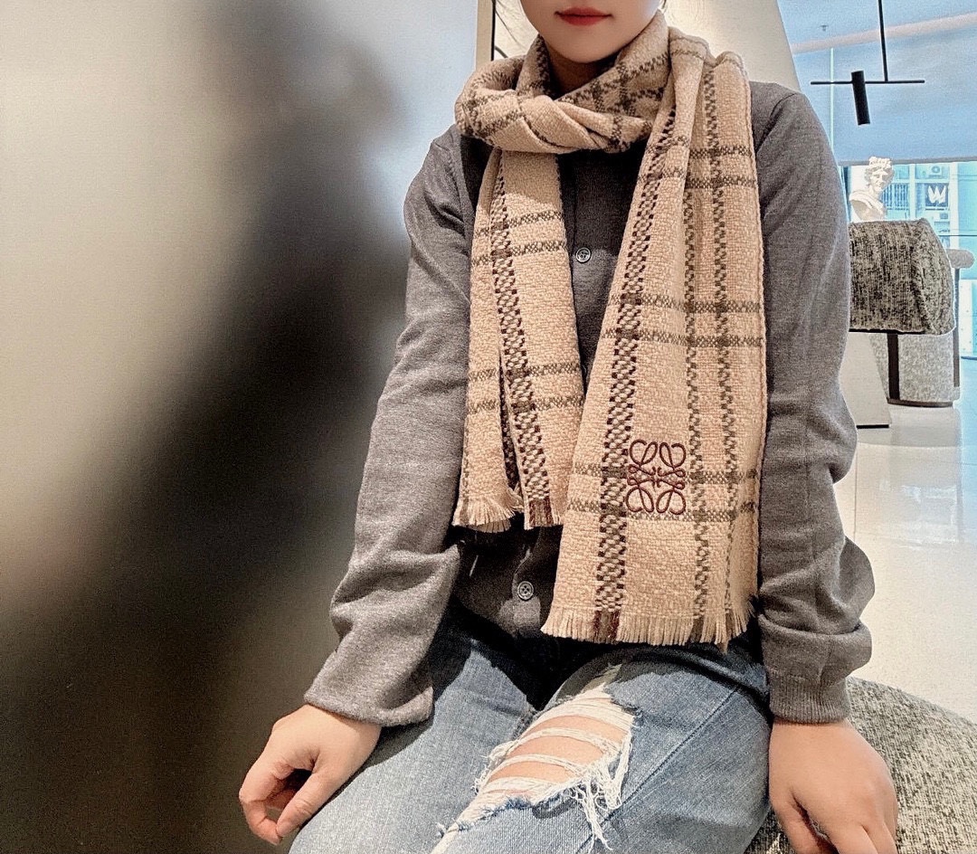 NO:168634,The new girls of Luo Yiwei are coming out to explode. The black color is really invincible and classic. It is not tacky bleaching. It is just the original color, a high-end color scheme with a little rice. ~ 100% pure cashmere~ The specification is 35*180 scarf, which makes people love it and feel as soft as clouds. If you see the real thing, you will know what makes Suo scarf pale, and you will debut in the C position!  The skin is so soft that the heart melts and will not prick at all!  , High-version scarf, loewe19860909罗意威新款姑娘们出来炸街啦 黑色系色调真的无敌经典了.不是俗气的漂白.就本色调,带点米的高级配色.～百分百纯山羊绒～ 规格35*180围巾,让人爱不释手,触感如云朵般柔软.如果你看到实物,就知道什么是让suo有围巾黯然失色,妥妥的C位出道！ 接触皮肤软到心都化了,一点也不会扎！,高版本围巾,loewe,scarf