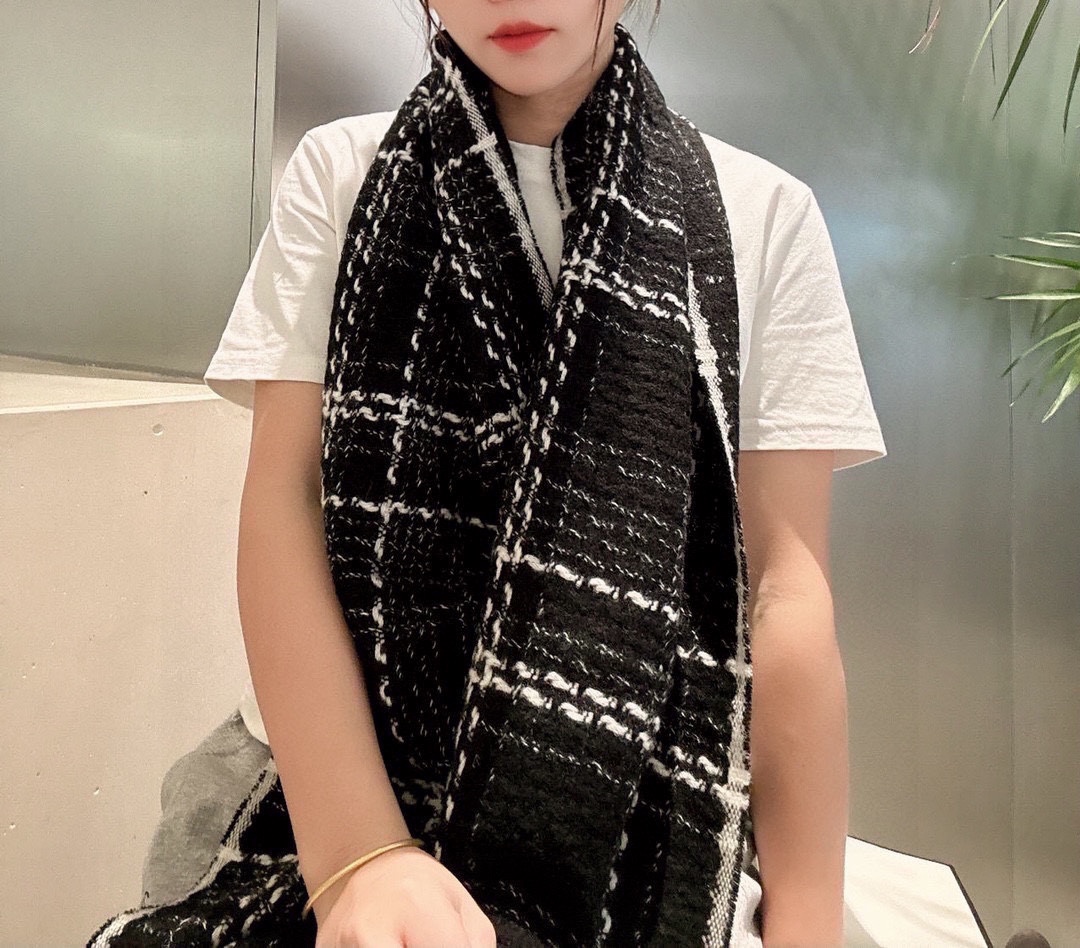 NO:168657,Recommended CHA · Chanel's new autumn and winter products · Cashmere shrinkable scarf is a top-notch cashmere fiber that takes time and effort, soaked in clear spring water to make the cashmere fiber present a unique fluffy texture, and the feel is so delicate. Only by using the shrinkable fleece process can it have a luxurious and soft surface luster. The touch is full of delicate fluff. The large fluff has always been synonymous with continuous excellence. This price is absolutely 100% affordable gift gifts, which are good!  Absolutely good size30x 190cm, cashmere, high-version scarf, chanel19860909重磅推荐CHA · 香奈儿秋冬新品 · 羊绒轻缩围巾臻选上乘的山羊绒纤维,耗时耗力,再以清泉水浸泡涤荡,使羊绒纤维呈现出独特的蓬松质感,手感才如此细腻,采用轻缩绒工艺,才有奢华柔和的表面光泽手感满满地都是细腻的绒毛大H一直是精益求精的代名词,这个价格绝对百分之百的实惠送礼自留都不错！绝对好货size30x 190cm,羊绒,高版本围巾,chanel,scarf