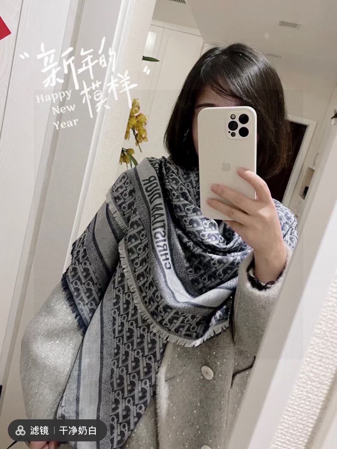 NO:168620,High-version Dior shawl classic square scarf letters with silk-blended gorgeous texture, suitable for ready-to-wear and accessories series. Size 140 x 140cm Fabric 57 wool, 43 silk Dior letter jacquard pattern Full-size floral Three-color spot, high-version scarf, dior, real silk, shawls19860909高版本Dior披肩经典方巾字母搭配丝毛混纺的华美质感,与成衣和配饰系列单品搭配相宜. 尺寸140 x 140cm 面料 57羊毛,43真丝 Dior字母提花织纹 全幅 花卉 三色现货,高版本围巾,dior,real silk,shawls,scarf