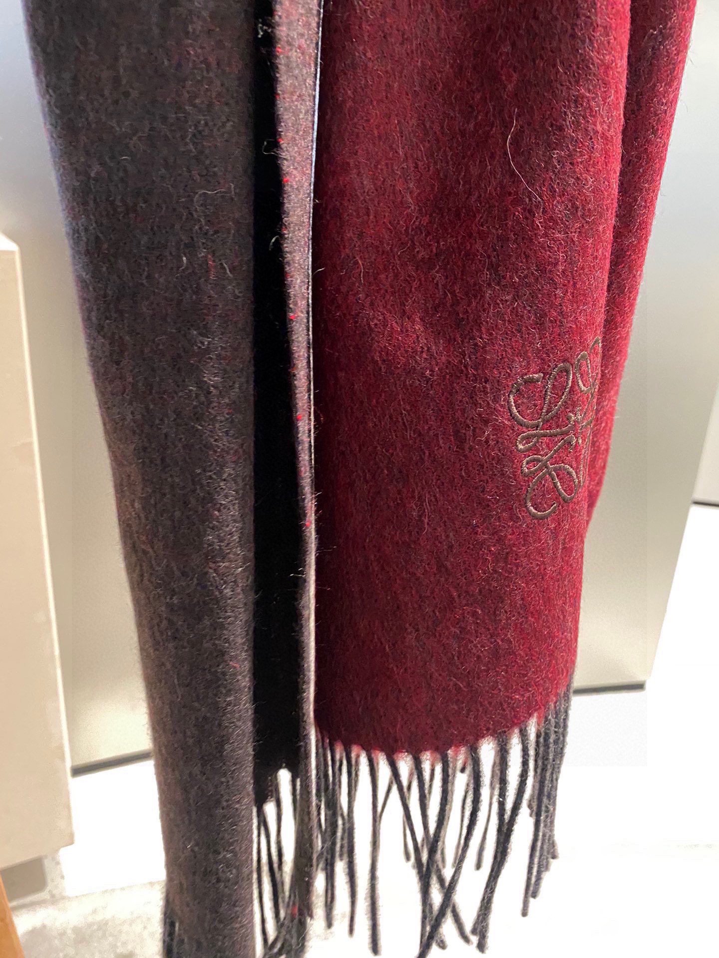 罗意威2021渐变色巴黎时装展商务男士女士通用双面羊绒披肩代工厂臻选上乘的超细羊绒纤维进行纯手工精梳处理