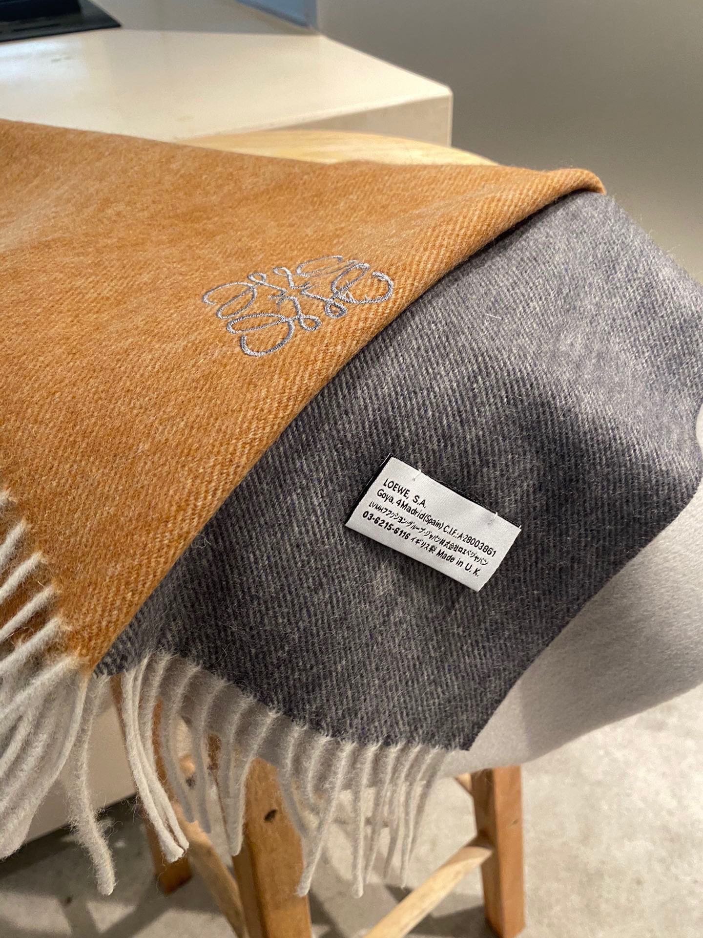 罗意威2021渐变色巴黎时装展商务男士女士通用双面羊绒披肩代工厂臻选上乘的超细羊绒纤维进行纯手工精梳处理