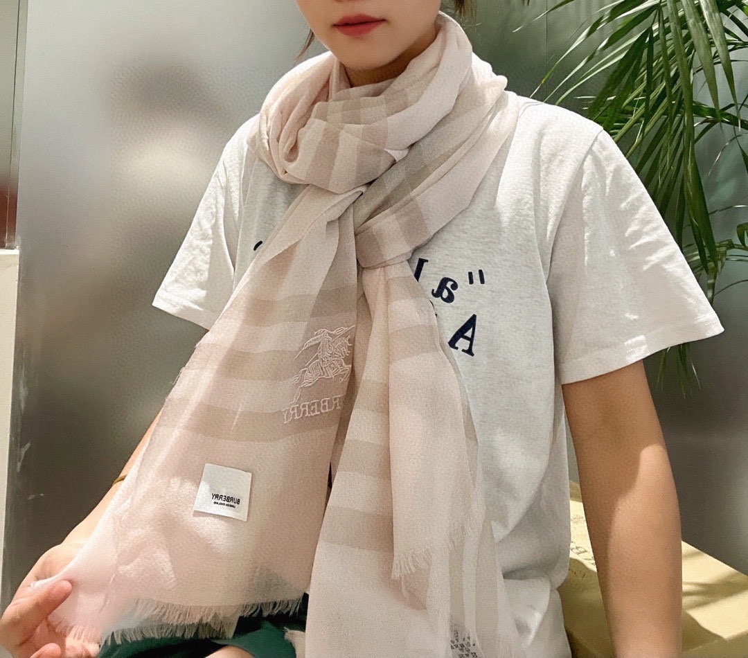 NO:169253,Burberry formal wear series, VIP exclusively for flagship store, top imported Scottish cashmere, extremely noble and elegant, intellectual style, simple and atmospheric design, absolutely not fancy style, ring velvet products can be said to be the highest-end product in scarves, good products must know how to maintain it, it is definitely a niche product, not everyone knows its goodness, absolutely the first choice for taste of life, must enter by those who know the goods. Specifications 80.200, high-version scarf, burberry, ring19860909巴宝莉正装系列货 专供旗舰店的vip 顶级苏格兰进口山羊绒 无比的高贵优雅 知性的款式 简洁大气的设计 绝对的不是花里胡哨的款式 戒指绒产品可以说是围巾里面最高档次的货品 好产品要懂得保养 它绝对的是小众产品 不是谁都懂的它的好 绝对的品味生活的首选搭配饰品 识货者必入.规格80.200,高版本围巾,burberry,ring,scarf