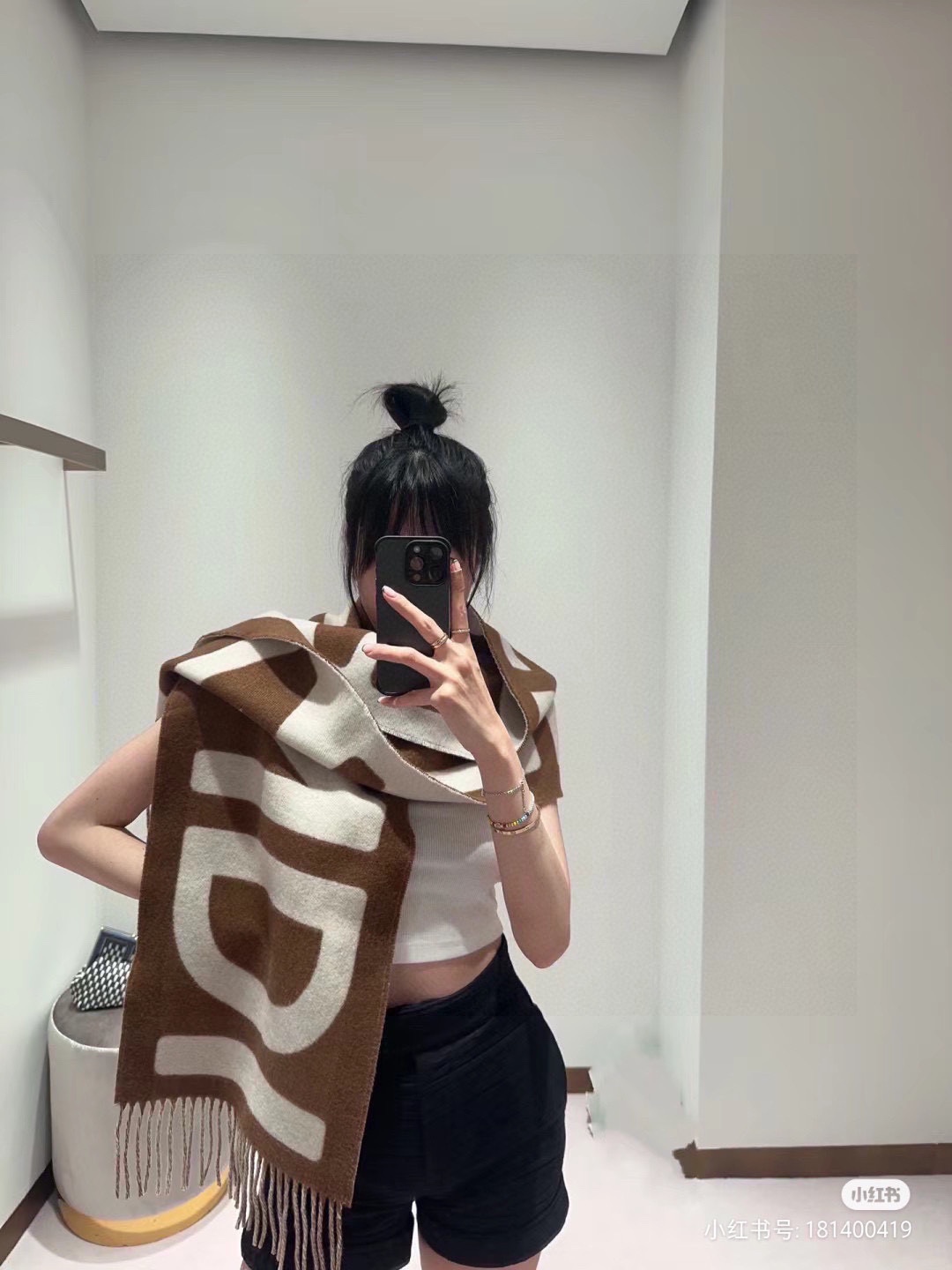 NO:169269,FENDI · Please buy and cherish the men's scarves from Fendi F's family - There are really few men's models, only a few are sold in a year, and they are all export orders, so it is difficult to encounter. Men's things are small and exquisite, and good-looking men's models must be collected!  This fendi letter men's scarf has a very masculine style and is a very Classical design in the men's style. It is classic and elegant and beautiful. The upper body effect is invincible, beautiful, elegant and simple, super beautiful male god color, any boy will like it. The classic double F logo is a very exquisite embellishment, with texture but not ostentatious~ The tail is a little bit more benefit everyone~ The specifications are 30*180cm, with formal wear or casual wear, it is perfect for folding or circle, gentlemanly and stylish ~ warm and elegant, high-version scarf, christian louboutin, fendi, fendi, fendi, fendi19860909FENDI · 芬迪F家的男款围巾就且买且珍惜吧 - 男款真的很少,一年也就出几款,都是出口订单所以比较难遇.男人的东西讲究少而精,好看的男款一定要收！这款fendi字母男士围巾,款式很有男性魅力,是男款里非常Classical的设计,经典大方非常漂亮.上身效果无敌好看大气简约,超级好看的男神配色,任何男生都会喜欢的款吧,经典的双F标志是非常精致的点缀,有质感不张扬~尾单余一丢丢福利大家~规格30*180cm搭配正装或者搭配休闲装都很合适~对折挂围或者绕圈围都完全可以,绅士有型~有温度的风度,高版本围巾,christian louboutin,fendi,fendi,fendi,scarf