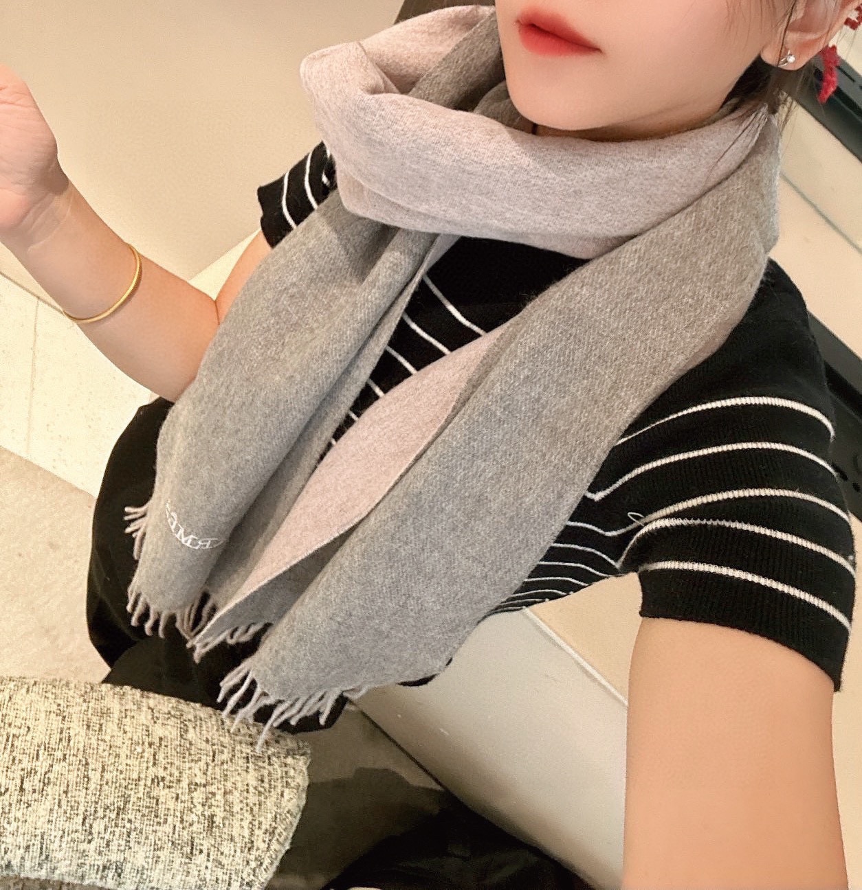 NO:170901,HERMES Paris Fashion Exhibition Business Men's and Women's Universal Double-Side Cashmere Shawl OEM Factory selected the finest ultra-fine cashmere fiber. It is purely hand-combed, which is time-consuming and labor-consuming. Then soaked in clear spring water to make the cashmere fiber present a unique fluffy texture. The feel is so delicate. Finally, with exquisite imprinting and ironing technology, it has a luxurious and soft surface luster. The craftsmanship is particularly complicated. Use Mongolian Plateau fine cashmere!  !  The touch is full of delicate fluff!  This price is absolutely 100% affordable!  Exquisite embroidery craftsmanship!  It’s good to keep your own gifts!  Absolutely good product!  Size 210 (including whiskers) * 36, high-version scarf, hermes, hermes, shawls19860909HERMES爱马仕巴黎时装展商务男士女士通用双面羊绒披肩代工厂臻选上乘的超细羊绒纤维 进行纯手工精梳处理 耗时耗力 再以清泉水浸泡涤荡 使羊绒纤维呈现出独特的蓬松质感 手感才如此细腻 最后以考究压印与熨烫工艺 才有奢华柔和的表面光泽 工艺特别复杂哦采用蒙古高原细羊绒！！手感满满地都是细腻的绒毛！这个价格绝对百分之百的实惠！精湛绝伦的绣字工艺！送礼自留都不错！绝对好货！尺寸210（含须）*36,高版本围巾,hermes,hermes,shawls,scarf