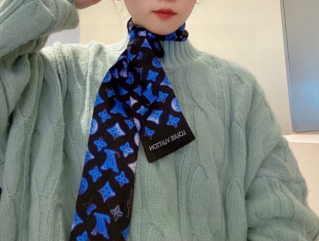 NO:895987,Special 45 Super beautiful L family silk scarf!  Double layer silk!  It has multiple uses. It can be tied to a bag, used as a hair tie or a small scarf. It is very chic. It also looks great when paired with a simple base layer or a shirt and casually hung around the neck!  Silk!  The latest styles in the counter. Silk scarves, streamers, streamers, hair bundles, louis vuitton, shirts, real silk19860909特45 超好看L家丝巾！双层真丝！ 多种用途,绑包包上,当发带或者小领巾都相当别致 配简单打底或者衬衫随便往脖子一挂也是极好看的！ 真丝！专柜最新款.丝巾,飘带,飘带，发束,louis vuitton,shirts,real silk,accessory