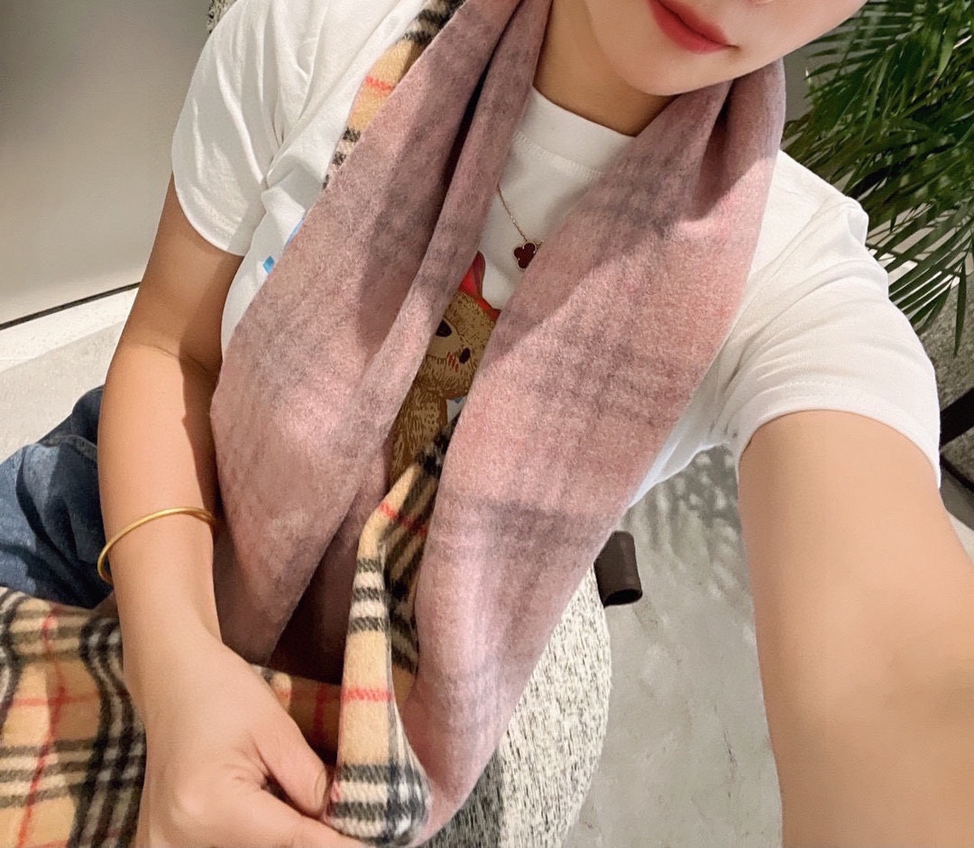 NO:171434,Burberry original order, imported cashmere, French order tail goods, solid color on the back, classic look on the front plaid, celebrities love all kinds of stars, I don’t know the absolute out of this model, absolutely a century-old classic, such a product is absolutely shocked to see it, and it’s really super beautiful. Specifications 35*200 cashmere model is warm, high-version scarf, burberry19860909巴宝莉原单,进口山羊绒 法国订单尾货,反面纯色 正面格子经典look 各路明星大爱 不知道此款的绝对的out 绝对的百年经典 这样的货看到绝对的震惊赶紧的 主推吧 真的超级美 规格35*200 羊绒款保暖,高版本围巾,burberry,scarf