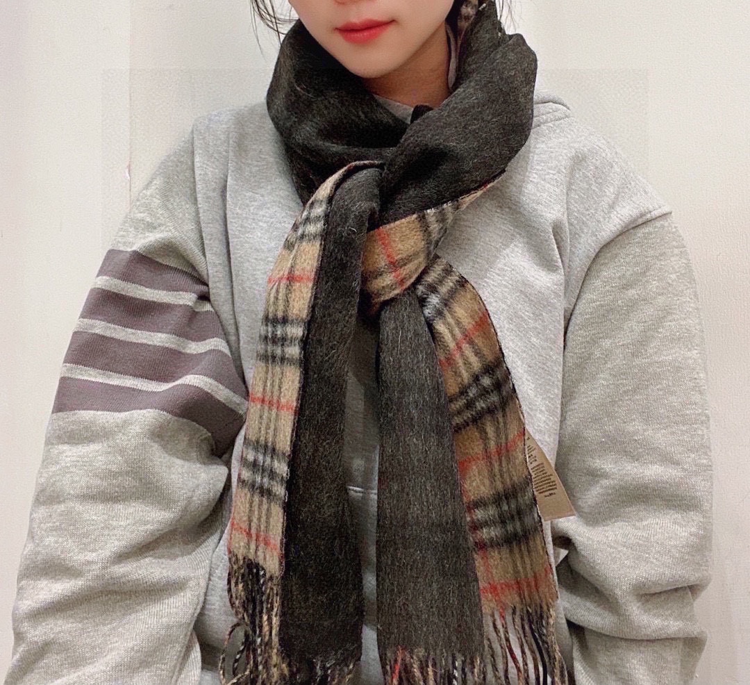 NO:171431,Burberry original order, imported cashmere, French order tail goods, solid color on the back, classic look on the front plaid, celebrities love all kinds of stars, I don’t know the absolute out of this model, absolutely a century-old classic, such a product is absolutely shocked to see it, and it’s really super beautiful. Specifications 35*200 cashmere model, high-version scarf, burberry19860909巴宝莉原单,进口山羊绒 法国订单尾货,反面纯色 正面格子经典look 各路明星大爱 不知道此款的绝对的out 绝对的百年经典 这样的货看到绝对的震惊赶紧的 主推吧 真的超级美 规格35*200 羊绒款,高版本围巾,burberry,scarf