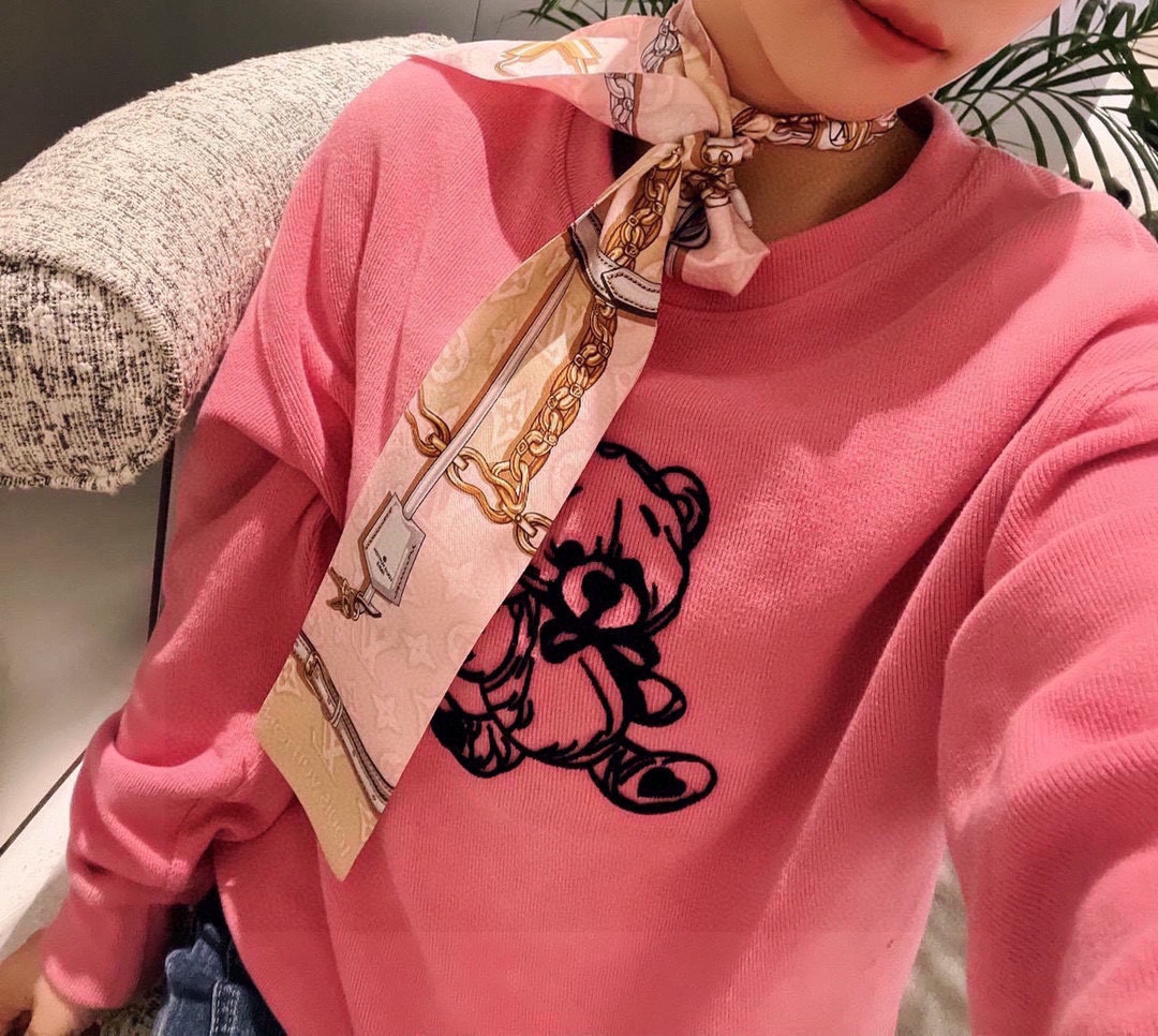 NO:293473,Special 55 latest counters are the same!  Hairband/streamer style!  It can be used as a small scarf, tied hair, tied with handbags, tied to wrist decoration!  Multifunctional matching is available for you!  Double-sided twill silk!  Specifications 8*120cm silk scarf ribbon, streamer, hair tie, real silk19860909特55最新专柜同款！束发带/飘带款！可当小围巾,绑头发,绑手袋,绑在手腕装饰！多功能随便你搭配！双面斜纹真丝！规格8*120cm丝巾飘带,飘带，发束,real silk,accessory