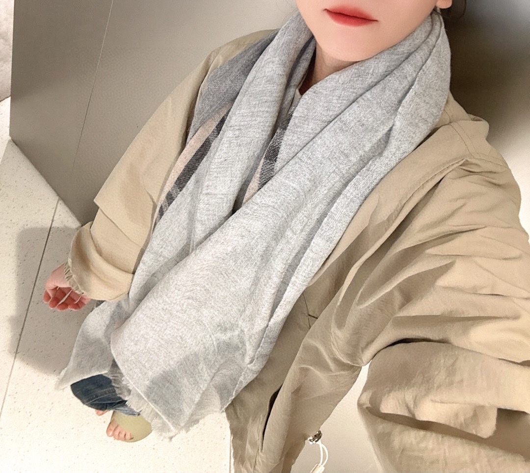 NO:171444,The new L V girls are coming out to explode. The black color is really invincible and classic. It is not tacky bleaching. Just the original color, a high-end color scheme with a little rice. ~ 100% pure cashmere~ The specifications are 70*180 houndstooth scarf, which makes people love it and feel as soft as clouds. If you see the real thing, you will know what makes Suo scarf pale, and you will debut in the C position!  The skin is so soft that the heart melts and will not prick at all!  , High-version scarf19860909L V新款姑娘们出来炸街啦 黑色系色调真的无敌经典了.不是俗气的漂白.就本色调,带点米的高级配色.～百分百纯山羊绒～ 规格70*180千鸟格围巾,让人爱不释手,触感如云朵般柔软.如果你看到实物,就知道什么是让suo有围巾黯然失色,妥妥的C位出道！ 接触皮肤软到心都化了,一点也不会扎！,高版本围巾,scarf