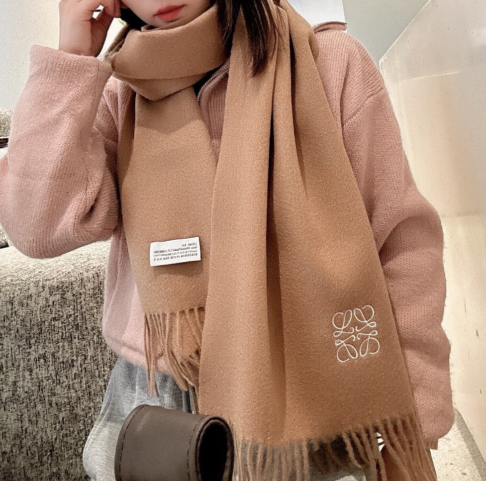 NO:171407,Luo Yiwei Paris Fashion Exhibition Business Men's and Women's Universal Double-Side Cashmere Shawl Factory selected the finest cashmere fiber. It is purely hand-combed, which takes time and effort. Then soaked in clear spring water to make the cashmere fiber present a unique fluffy texture. The feel is so delicate. Finally, it is exquisitely imprinted and ironed to have a luxurious and soft surface luster. The craftsmanship is particularly complicated.  !  The touch is full of delicate fluff!  This price is absolutely 100% affordable!  Exquisite embroidery craftsmanship!  It’s good to keep your own gifts!  Absolutely good product!  Size 210 (inclusive) * 36, high-version scarf, loewe, shawls19860909罗意威巴黎时装展商务男士女士通用双面羊绒披肩代工厂臻选上乘的超细羊绒纤维 进行纯手工精梳处理 耗时耗力 再以清泉水浸泡涤荡 使羊绒纤维呈现出独特的蓬松质感 手感才如此细腻 最后以考究压印与熨烫工艺 才有奢华柔和的表面光泽 工艺特别复杂哦采用蒙古高原细羊绒！！手感满满地都是细腻的绒毛！这个价格绝对百分之百的实惠！精湛绝伦的绣字工艺！送礼自留都不错！绝对好货！尺寸210（含须）*36,高版本围巾,loewe,shawls,scarf