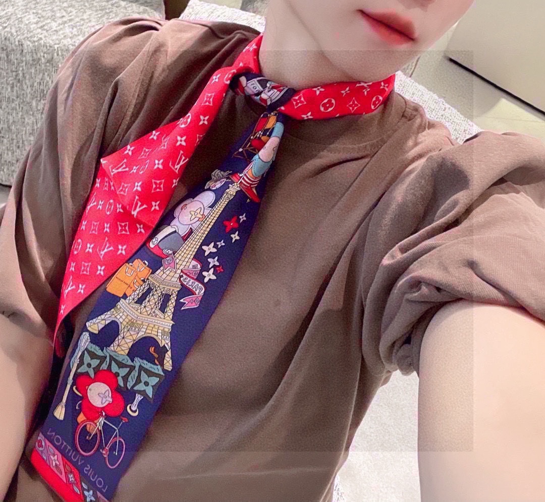 NO:293458,Very beautiful L home scarf!  Double silk!  It is a variety of uses, and it is very unique when tied up, as a headband or a small scarf. It is also very beautiful when paired with a simple base or a shirt hanging around the neck!  Silk!  The latest style of counter scarves, streamers, hair tie, louis vuitton, shirts, real silk19860909特 超好看L家丝巾！双层真丝！ 多种用途,绑包包上,当发带或者小领巾都相当别致 配简单打底或者衬衫随便往脖子一挂也是极好看的！ 真丝！专柜最新款丝巾,飘带，发束,louis vuitton,shirts,real silk,accessory