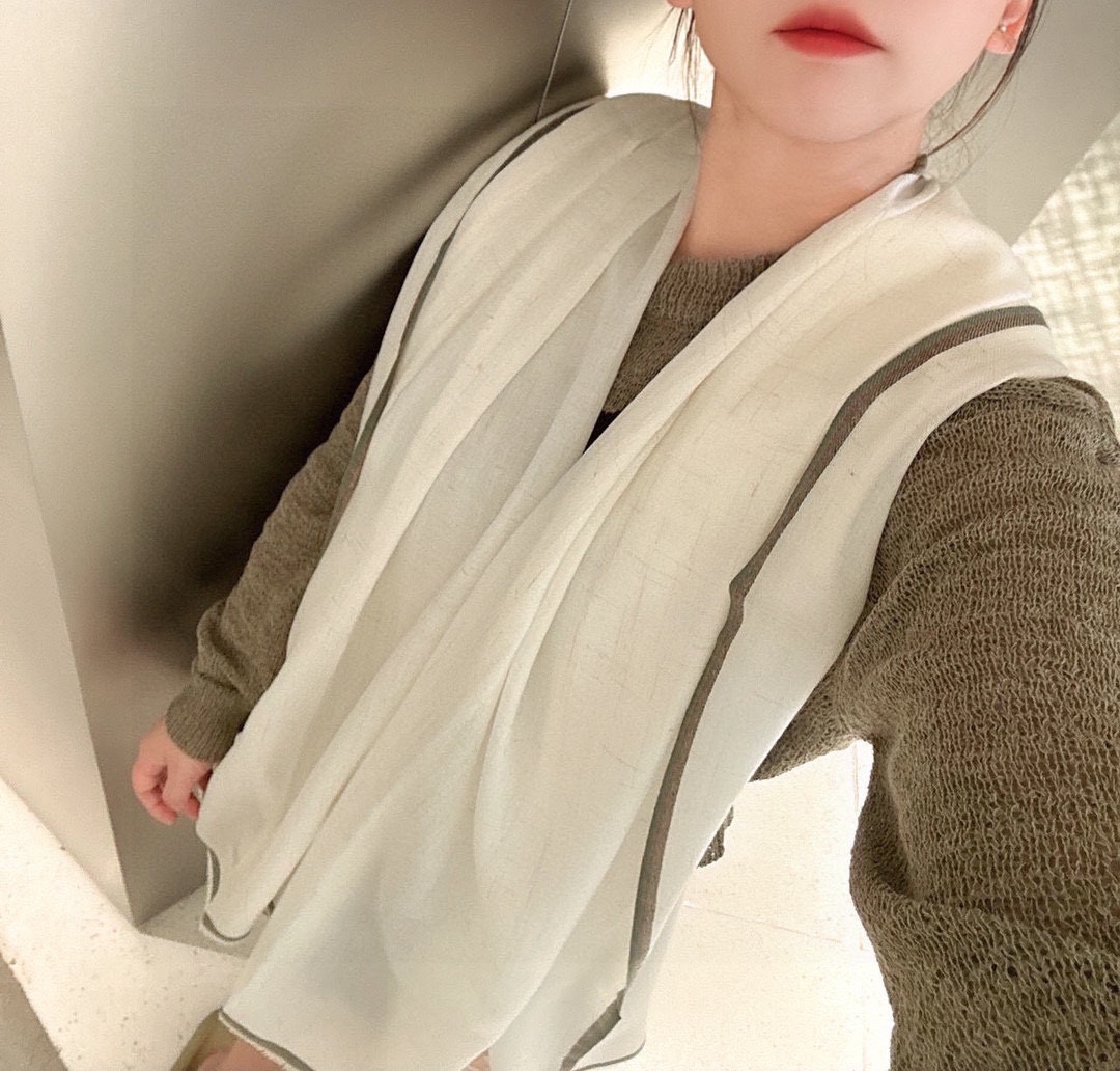 NO:171458,Key recommendations!  !  !  High-end, comfortable and fashionable temperament, just accept what I believe!  Burberry's soft scarf that touches the heart, the color and temperament that cannot be imitated!  !  !  There will also be a very beautiful special ripple texture under the light and shadow of the scarf!  Generally, factories cannot make such a model. It is the best among cashmeres. It is the product pursued by successful people. I will give you full marks on the color!  !  !  It has a bit of unique fairy spirit, feminine temperament, elegant colors, but not overly enchanting!  Size specifications 105*180cm cashmere scarf, high-version scarf, burberry19860909重点推荐！！！高级舒适时髦气质,相信我的就收吧！巴宝莉这款触动内心的柔美围巾,无法模仿的颜色和气质！！！围巾光影下还会有非常漂亮的特殊波纹肌理！一般工厂做不出这样的款,属于羊绒中的佼佼者,成功人士追求的品,颜色我给满分！！！有点独有的仙气,女性气质,颜色淡雅,不过分妖娆！尺寸规格105*180cm羊绒围巾,高版本围巾,burberry,scarf