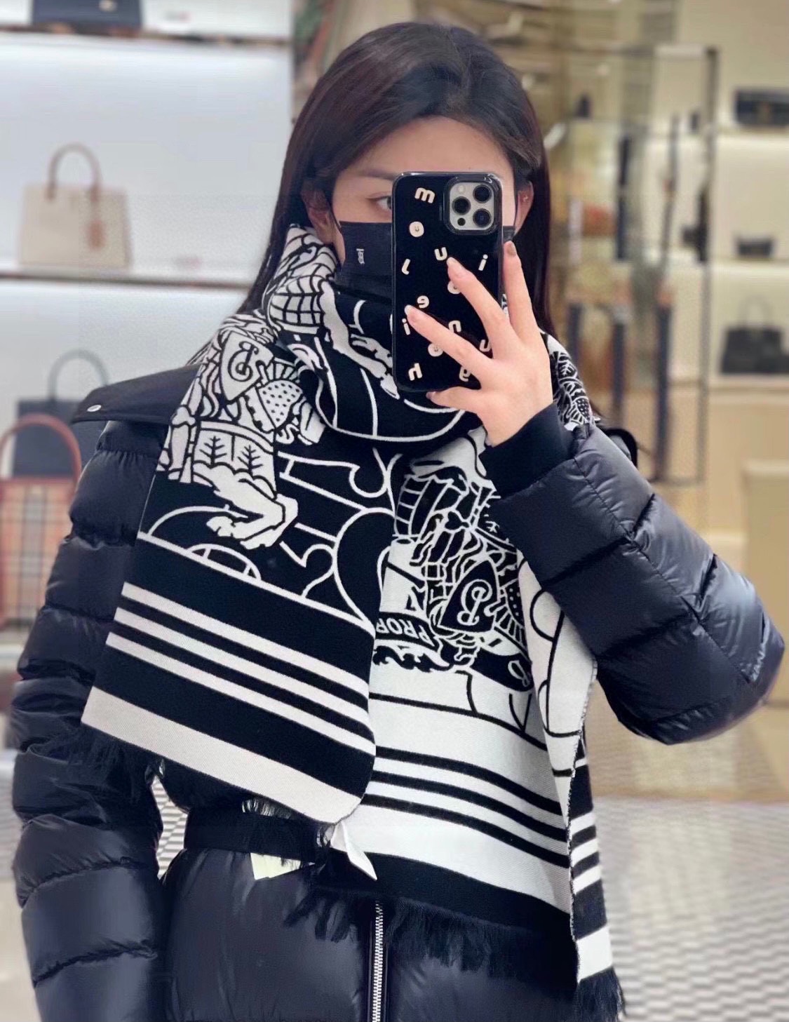 NO:169795,Burberry's latest model full of magnificent TB series limited edition double-sided jacquard scarf shawl, same style for men and women, low-key and not exaggerated, truly high-end quality. It is produced in Scottish workshops, decorative jacquard worsted brand exclusive logo pattern. The fabric is soaked in the clear spring water of the Scottish Highlands, and then uses the velvet-grain brushing process to carefully create a soft touch. The double-sided and two-color high-definition jacquard, the interspersed woven design adds some fun. This model is really the more you look at, the more fashionable it becomes, both men and women can wear it, and can be matched with a couple style. This craft is not woven by ordinary factories. Original goods, specifications of 33*188cm, high-end scarf, burberry, shawls19860909巴宝莉最新款牛气满满TB系列限量款双面提花围巾小披肩,男女同款,低调不浮夸,真正高端精品 产自苏格兰工坊,装饰提花精纺的品牌专属标识图案.面料在苏格兰高地清泉水中浸泡涤荡,再采用起绒草拉绒工艺,悉心打造出柔软触感.双面双色高清提花,穿插的编制设计增加了一些趣味性,这款真是越看越爱,越看越时髦男女都可以戴,可以搭配情侣款,这种工艺并不是一般工厂可以织造的,原厂的货,规格33*188cm,高版本围巾,burberry,shawls,scarf