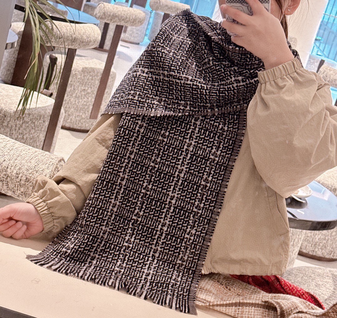 NO:169631,Chanel's new double-sided girls are coming out to explode. The black color is really invincible and classic. It's not tacky bleaching. Just the original color, a high-end color scheme with a little rice. ~ 100% pure cashmere~ The specification is 35*180 scarf, which makes people love it and feel as soft as clouds. If you see the real thing, you will know what makes Suo scarf pale, and you will debut in the C position!  The skin is so soft that the heart melts and will not prick at all!  , High-version scarf, chanel19860909香奈儿双面新款姑娘们出来炸街啦 黑色系色调真的无敌经典了.不是俗气的漂白.就本色调,带点米的高级配色.～百分百纯山羊绒～ 规格35*180围巾,让人爱不释手,触感如云朵般柔软.如果你看到实物,就知道什么是让suo有围巾黯然失色,妥妥的C位出道！ 接触皮肤软到心都化了,一点也不会扎！,高版本围巾,chanel,scarf