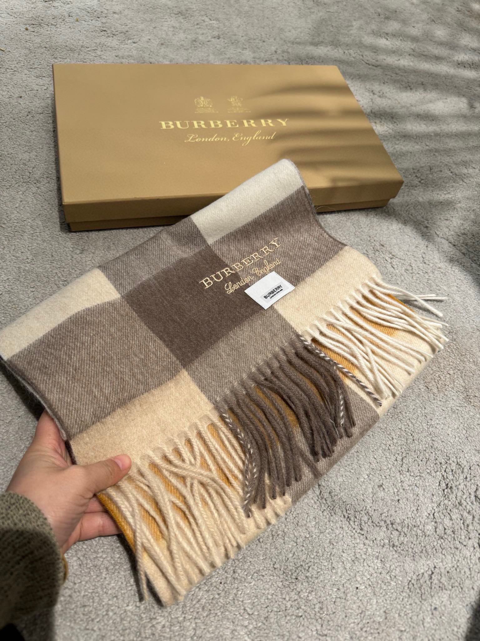 NO:169639,Burberry [Men and Female Scarf] praises you for keeping yourself, a rare high-end men's style!  Family welfare!  Burberry's very honest men's scarf~The fabric is very lovely, very soft, delicate and comfortable, with light water ripples!  Atmospheric and simple, super beautiful male god color matching, any boy will like, the small logo is very exquisitely decorated, with a texture but not ostentatious~ The large goods were loaded on the ship a few months ago~ The last order is a little more benefit everyone~ The specification is 30*180 (including the total length of the ears 180cm), it is very suitable for pairing with formal wear or casual wear~ It is completely OK to fold or circle around, gentlemanly and stylishly ~ warm and elegant!  , High-version scarf, Burberry19860909巴宝莉【男女围巾】怒赞自留,难得的高端男款！家属福利！巴宝莉非常正的男士围巾~面料大爱,非常柔软细腻舒服,轻度水波纹！大气简约,超级好看的男神配色,任何男生都会喜欢的款吧,小小Logo非常精致的点缀,有质感不张扬~大货几个月前已装船发走~尾单余一丢丢福利大家~规格30*180（含穗子总长180cm）,搭配正装或者搭配休闲装都很合适~对折挂围或者绕圈围都完全可以,绅士有型~有温度的风度！,高版本围巾,burberry,scarf