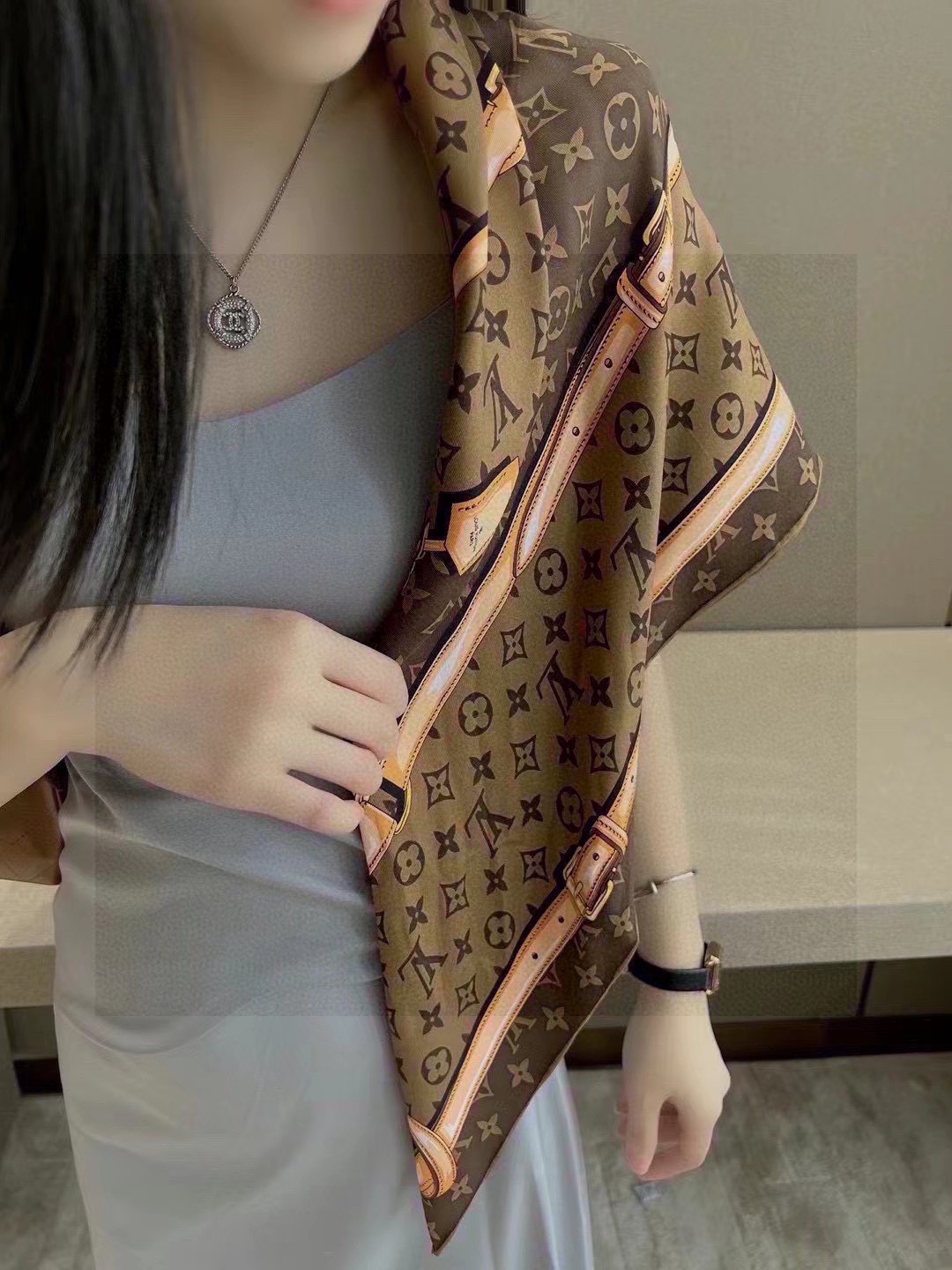NO:169647,Lv…chain flower.Lv counter for sale 90*9016 Mm top silk square scarf...2 colors spot... Must-have items for spring and autumn air-conditioned rooms, high-end scarf, louis vuitton, real silk19860909Lv…链条花.Lv专柜在售款 90*9016姆米顶级真丝方巾……2色现货……春秋季空调房必备单品,高版本围巾,louis vuitton,real silk,scarf