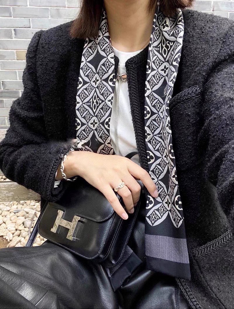 NO:378774,Very beautiful L home scarf!  Double silk!  Non-market simulated silk. It is a variety of uses. It is very unique when tied up and is a hairband or a small scarf. It is also very beautiful when paired with a simple base or a shirt to hang it on the neck!  Silk!  The latest style of counter scarves, streamers, hair tie, louis vuitton, shirts, real silk19860909特超好看L家丝巾！双层真丝！非市场仿真丝 多种用途,绑包包上,当发带或者小领巾都相当别致 配简单打底或者衬衫随便往脖子一挂也是极好看的！ 真丝！专柜最新款丝巾,飘带，发束,louis vuitton,shirts,real silk,accessory