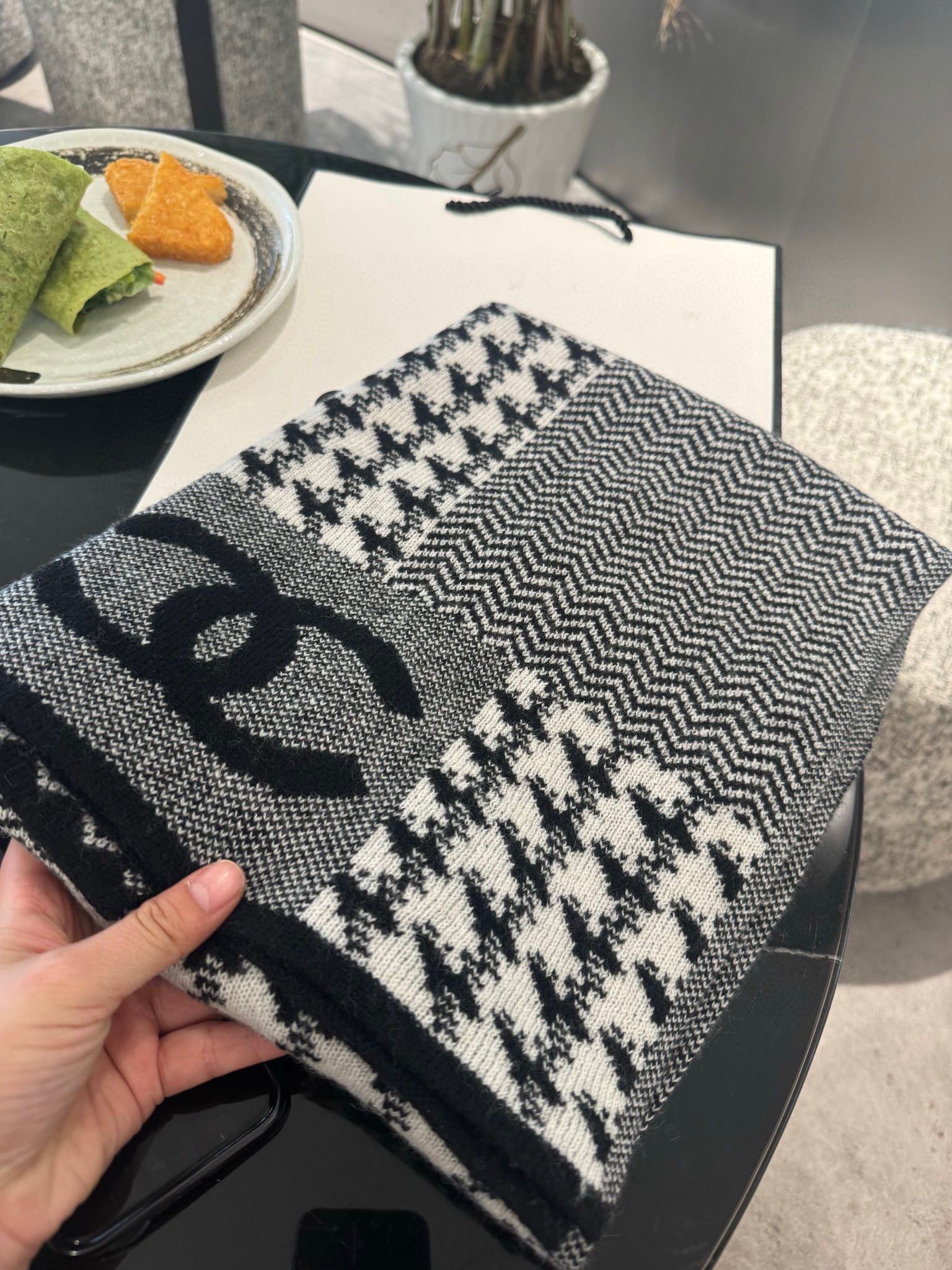 P CHANEL针织长巾👏💙顶级原单正品旷世绝美，小香千鸟格针织围巾，顶级高端货👼【绝对值得珍藏👍】👏香