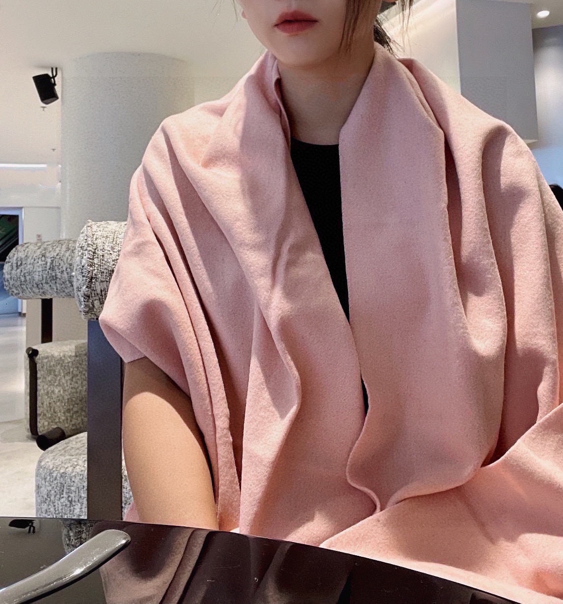 P香奈儿高级舒适时髦气质相信我的就收吧！香奈儿这款触动内心的柔美围巾围巾配有双C珍珠光影下非常漂亮一般工