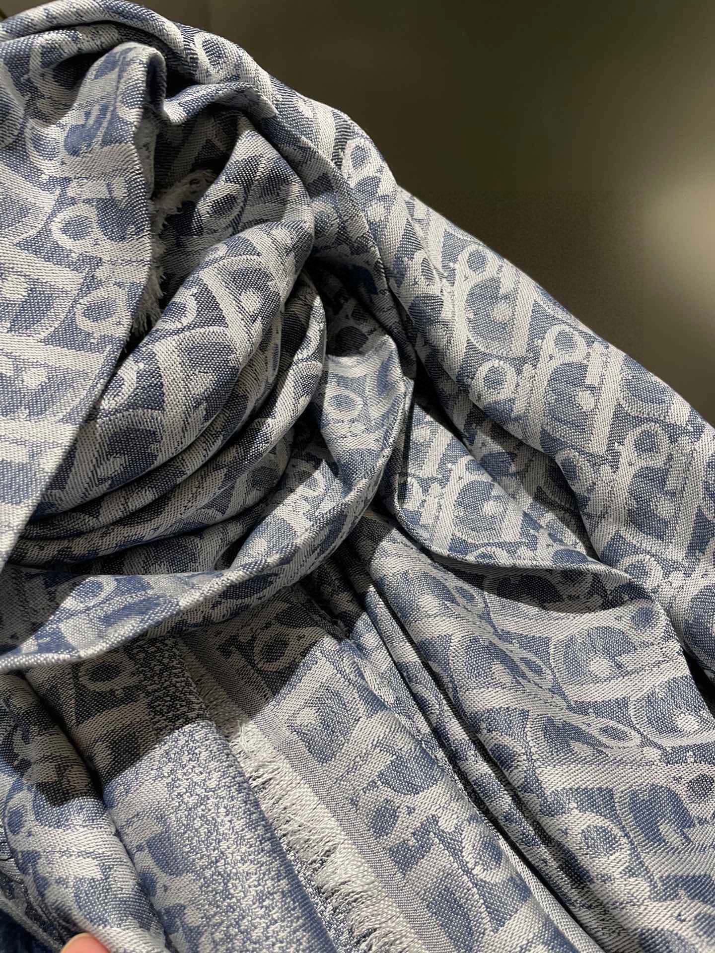 高版本Dior披肩️经典方巾字母搭配丝毛混纺的华美质感与成衣和配饰系列单品搭配相宜尺寸140x140cm