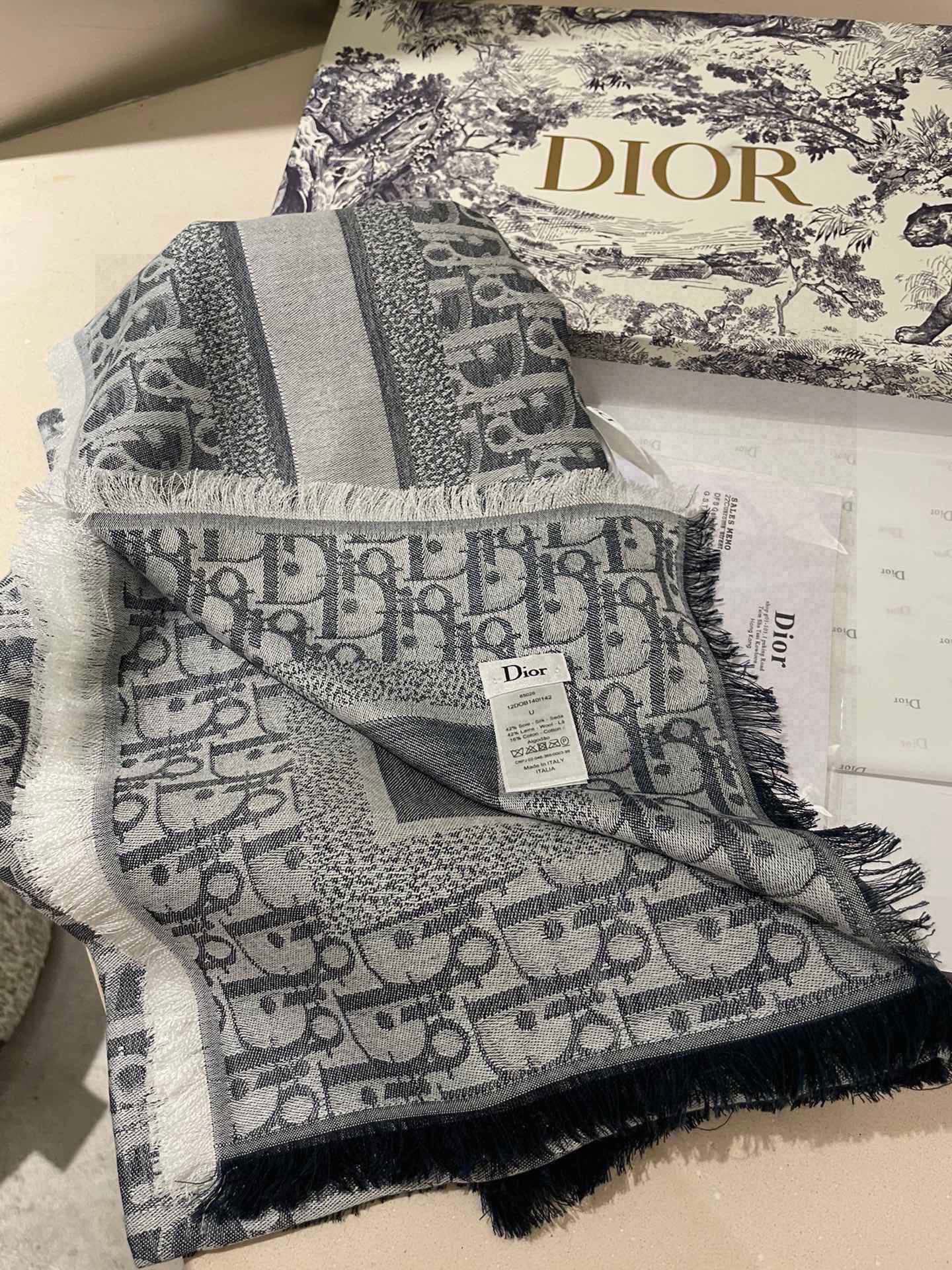高版本Dior披肩️经典方巾字母搭配丝毛混纺的华美质感与成衣和配饰系列单品搭配相宜尺寸140x140cm