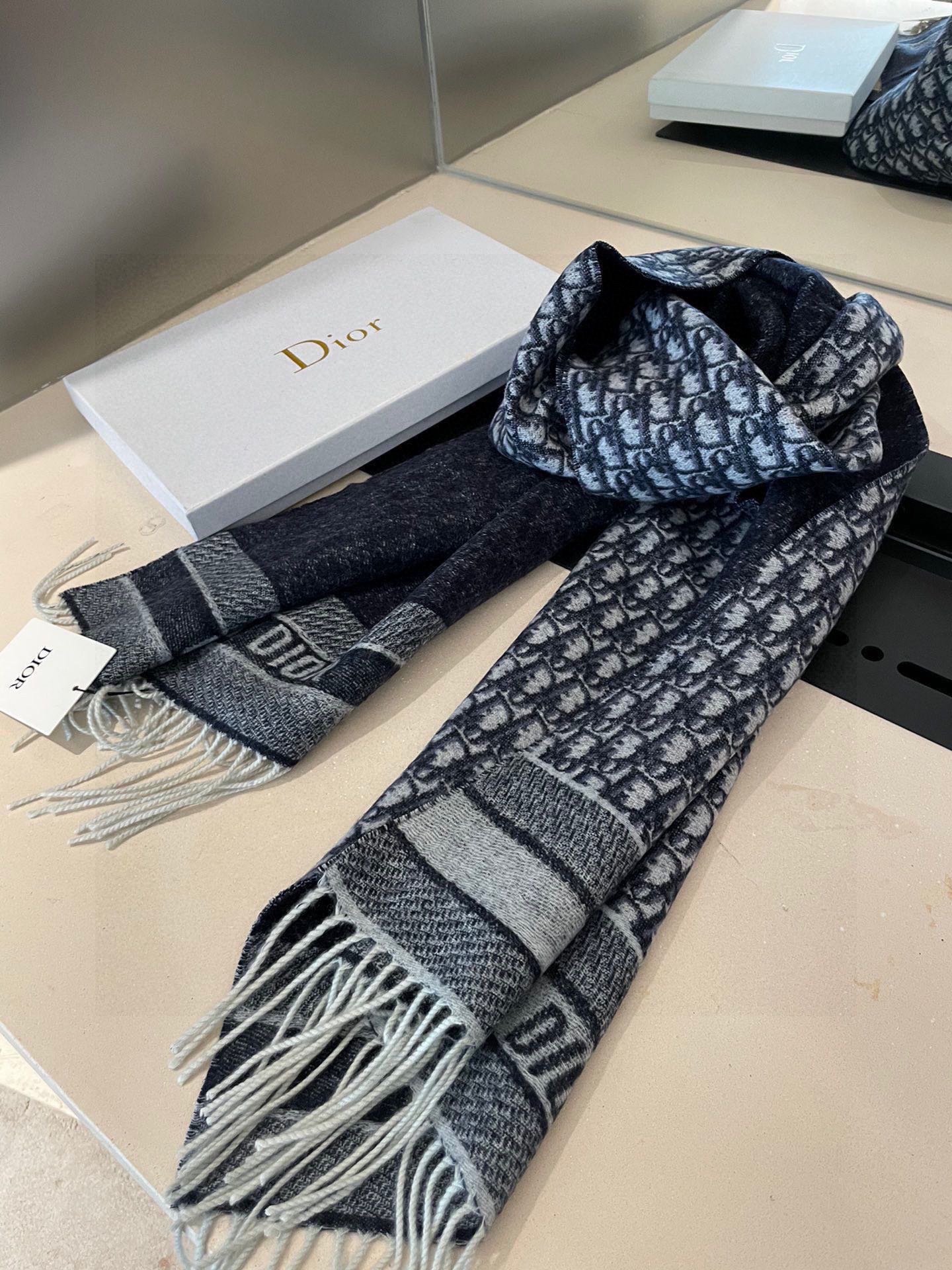 畅销款Dior最新款这款Oblique印花围巾重新诠释Dior经典标识彰显现代精神采用海军蓝色山羊绒精心